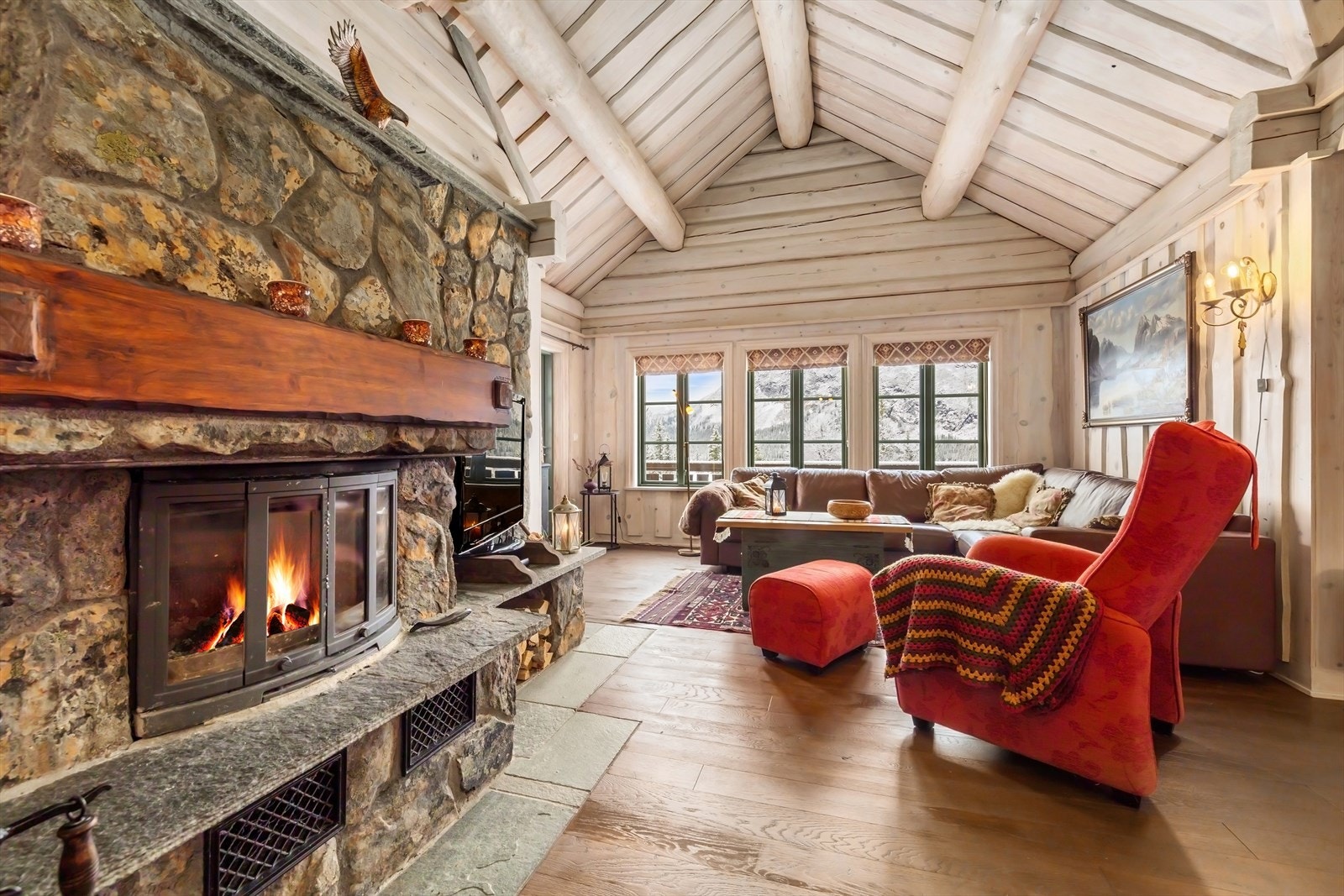 I stuen finner du en Dovre 2200 CB peisinnsats omrammet med naturstein, som skaper en lun atmosfære på kalde dager. Galleribilde