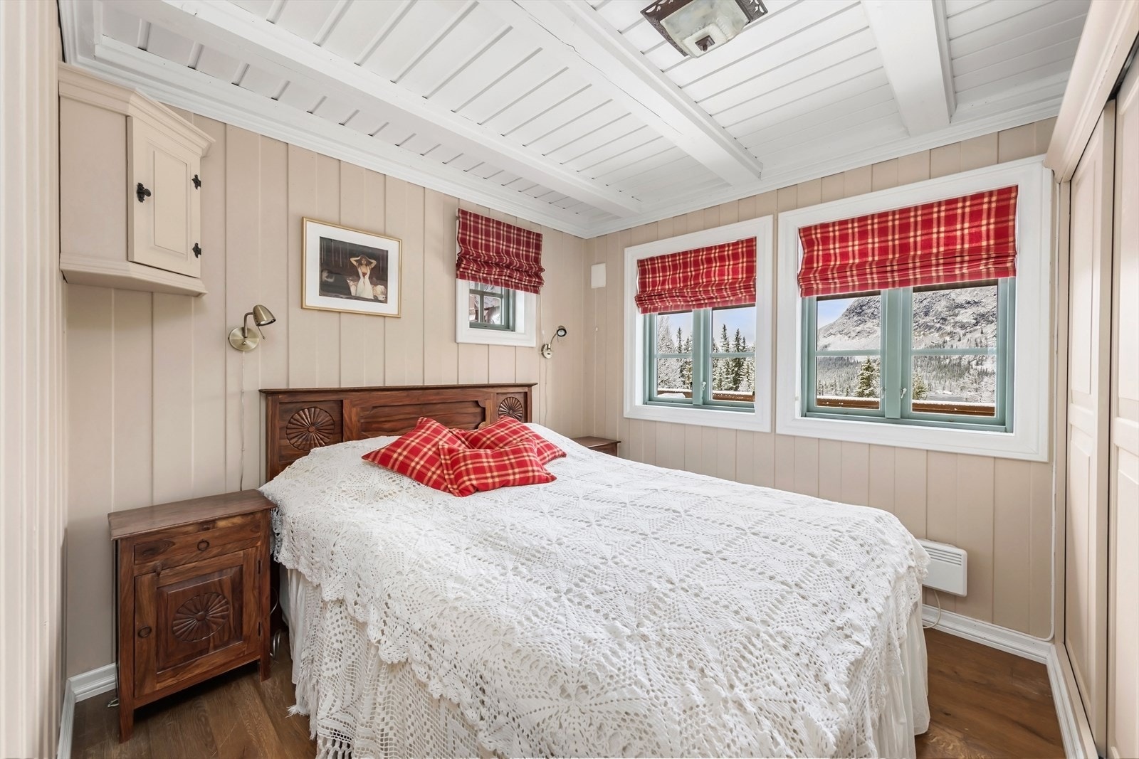 Hovedsoverommet har plass til dobbeltseng og nattbord. Det er garderobeskap med skyvedører. Galleribilde