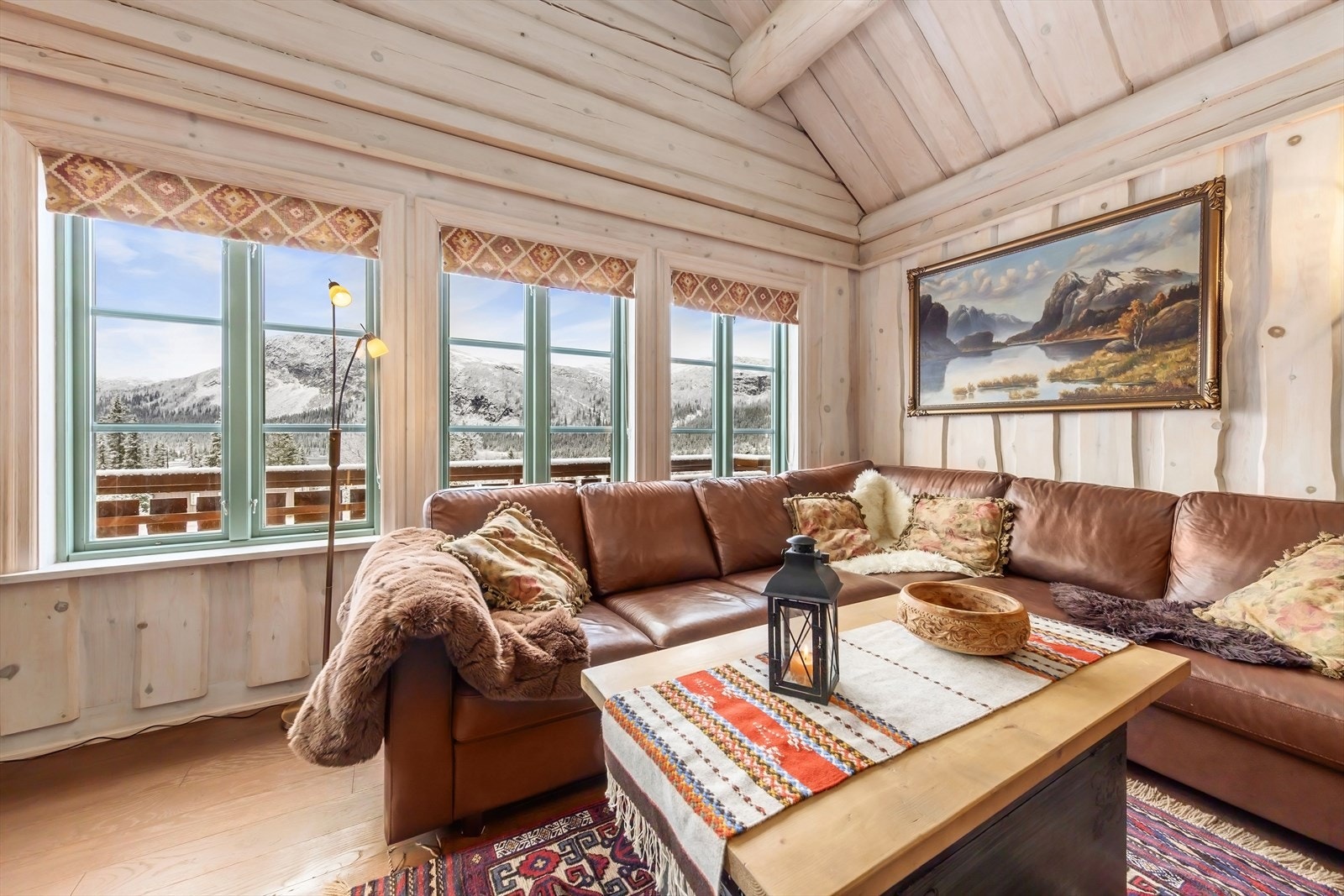 I stuen er det også plass til en sofagruppe. Galleribilde