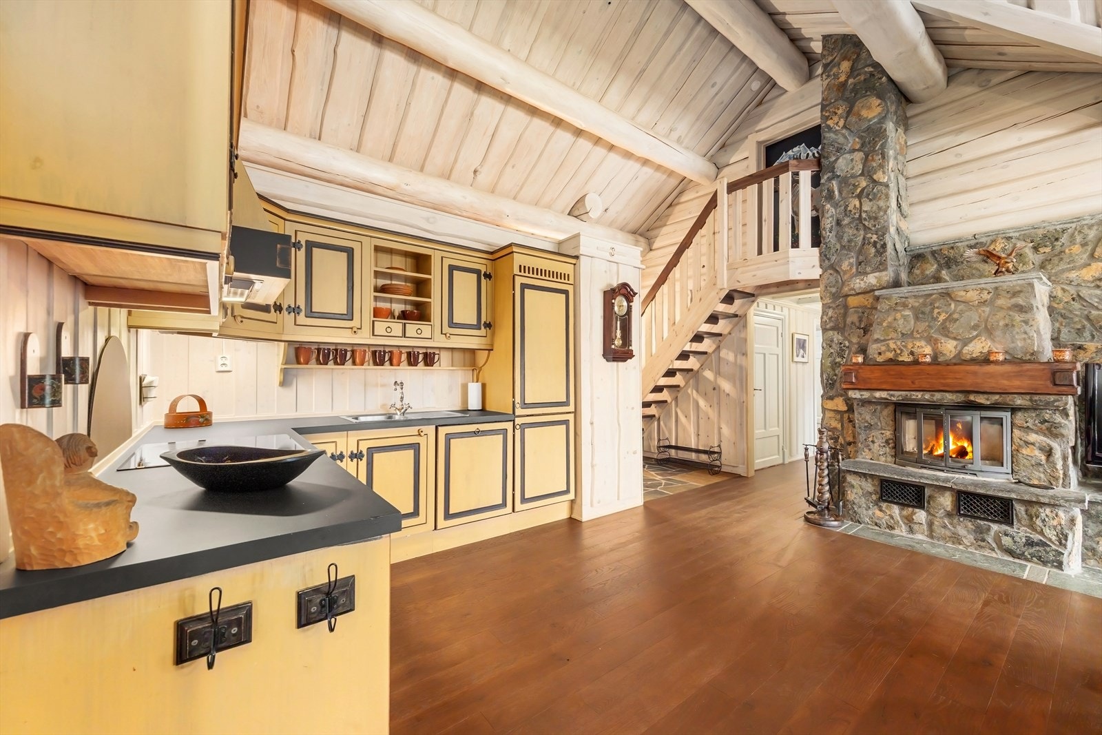 Kjøkkenet er håndlaget etter mål, med innredning i malt trevirke i en kombinasjon av sort og oker. Galleribilde