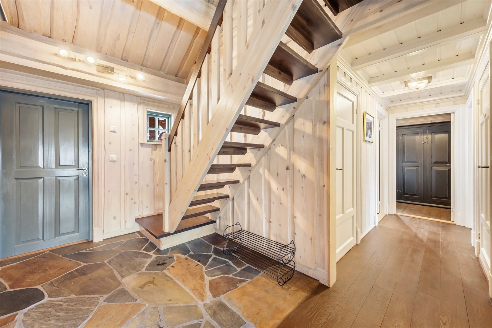 Fra gangen går trappen videre opp til hemsen. Galleribilde