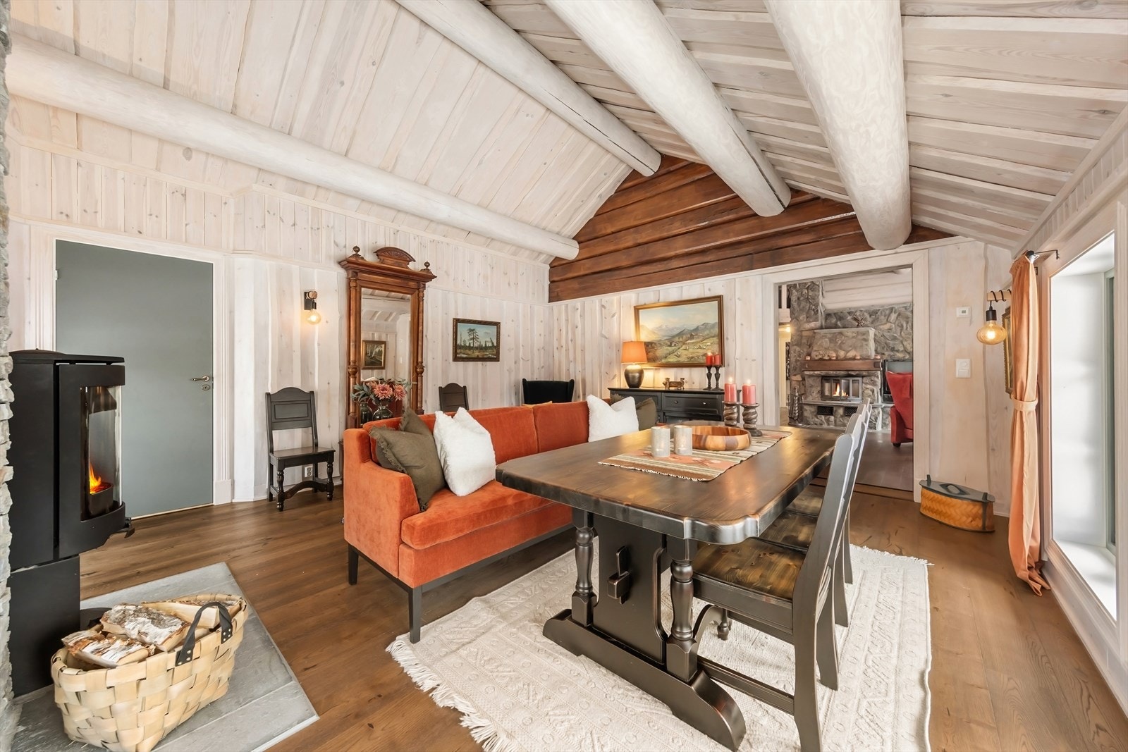 Peisen i spisestuen er en moderne Jøtul F 480 brennkammer med sort lakk og energiklasse A, som både varmer godt og ser stilfull ut. Galleribilde