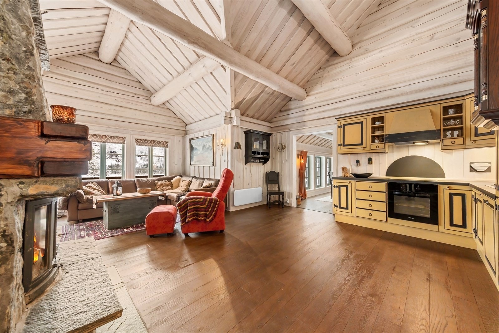 Fra kjøkkenet går du videre inn til spisestuen. Galleribilde