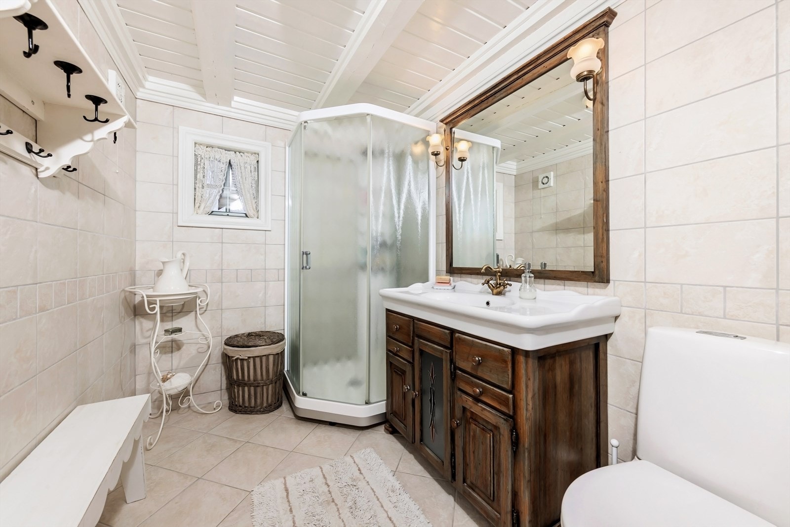 Badet er flislagt og utstyrt med varmekabler. Dusjkabinettet og toalettet er fra Porsgrund. Galleribilde