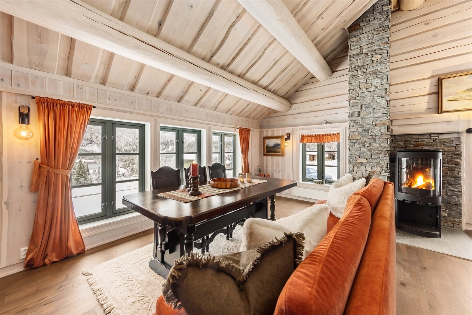 Stuen er både romslig og koselig, med vinduer som slipper inn godt med naturlig lys. Galleribilde