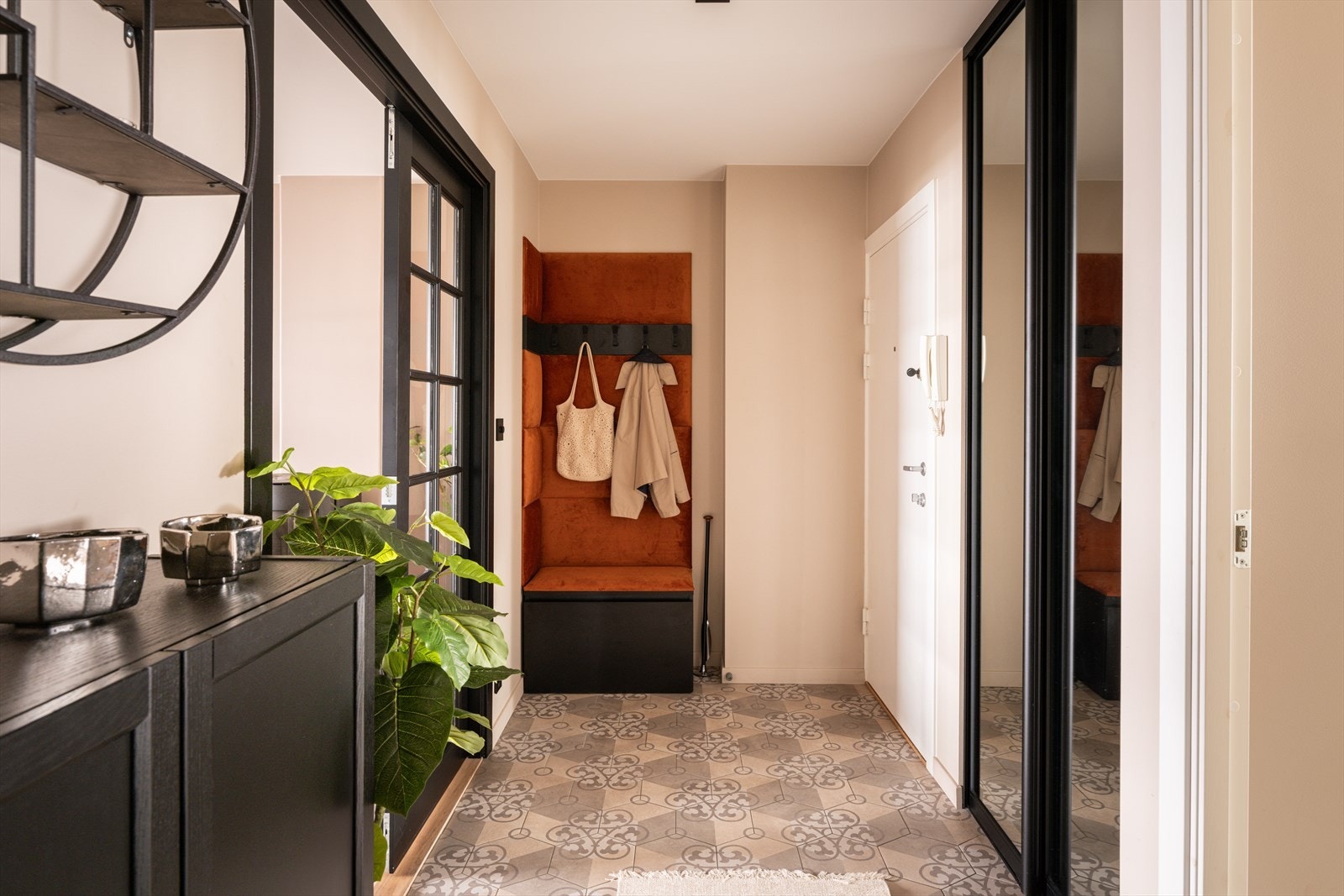 Entreén er et blikkfang i seg selv, og gir et fantastisk førsteinntrykk av leiligheten - som dog er vel fortjent. Galleribilde