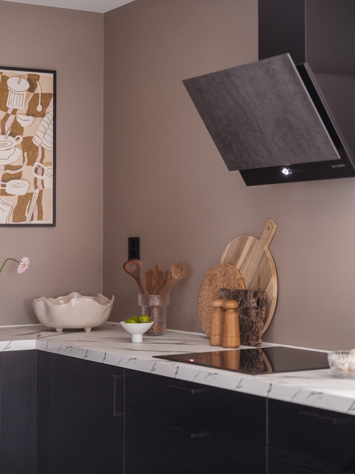 Det er integrerte hvitevarer som oppvaskmaskin, stekeovn, induksjon koketopp og kjøleskap med frysedel. Galleribilde