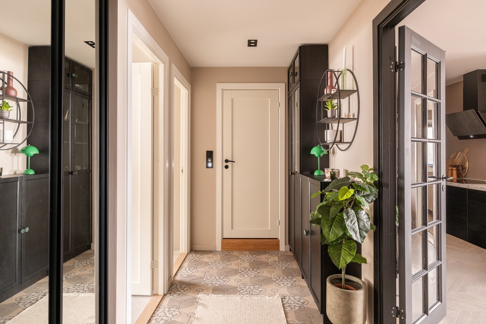 Fliser på gulvet gjør entréen lettstelt, mens skyvedørsgarderoben gir rikelig med plass til yttertøy og sko. Galleribilde