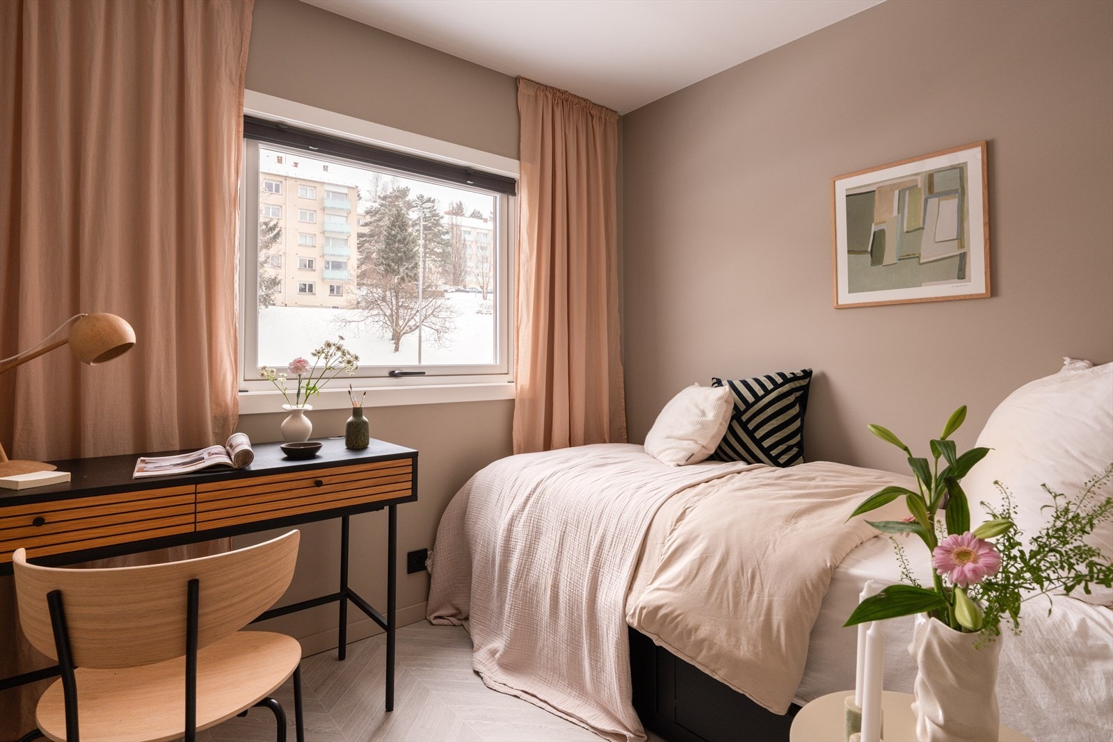 Alle overflater i leiligheten er malt i delikate farger som gir ekstra god atmosfære. Galleribilde