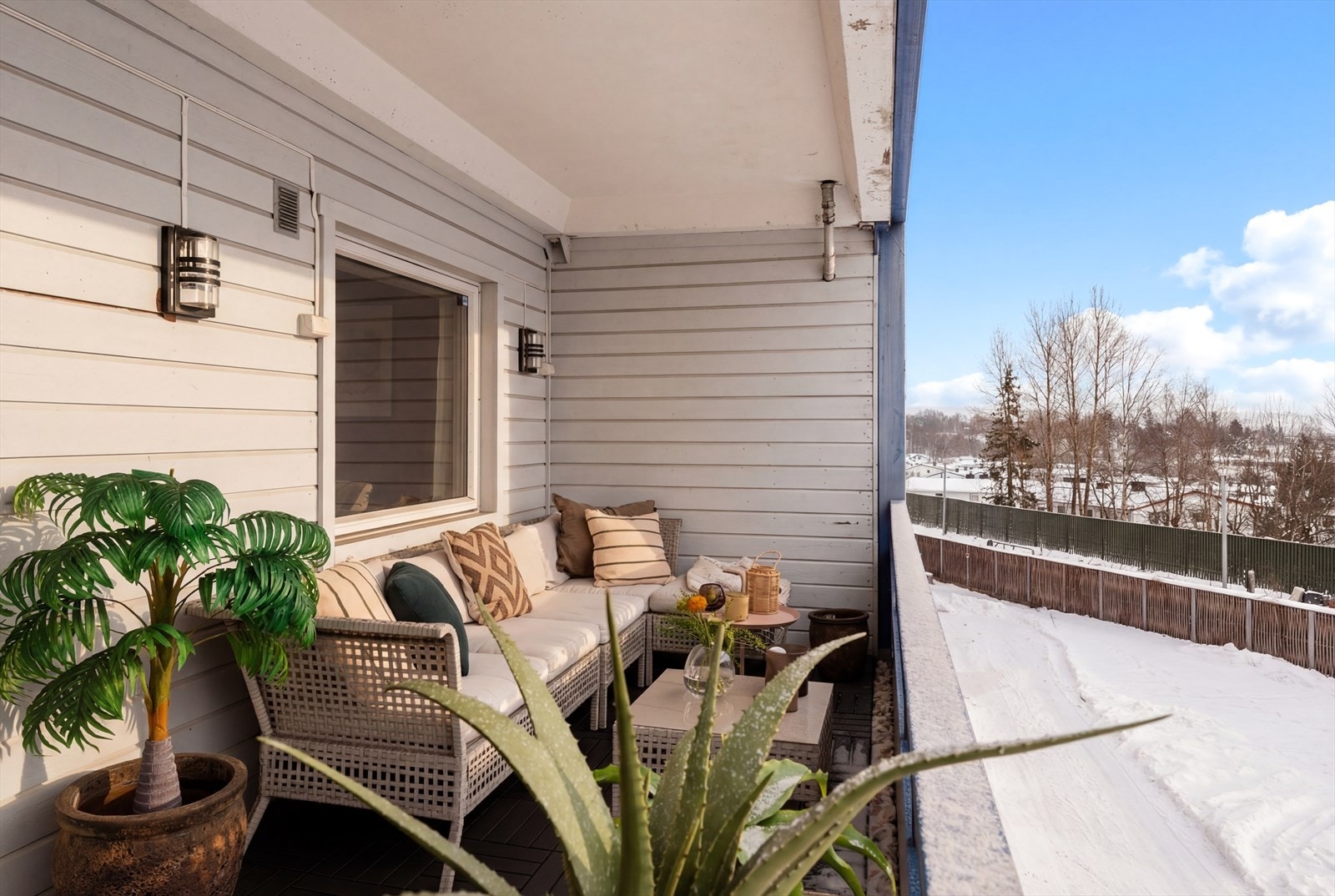 Det er montert utelampe og stikkontakt her ute. Flere naboer har innglasset balkongen, og dette er også mulig her. Galleribilde