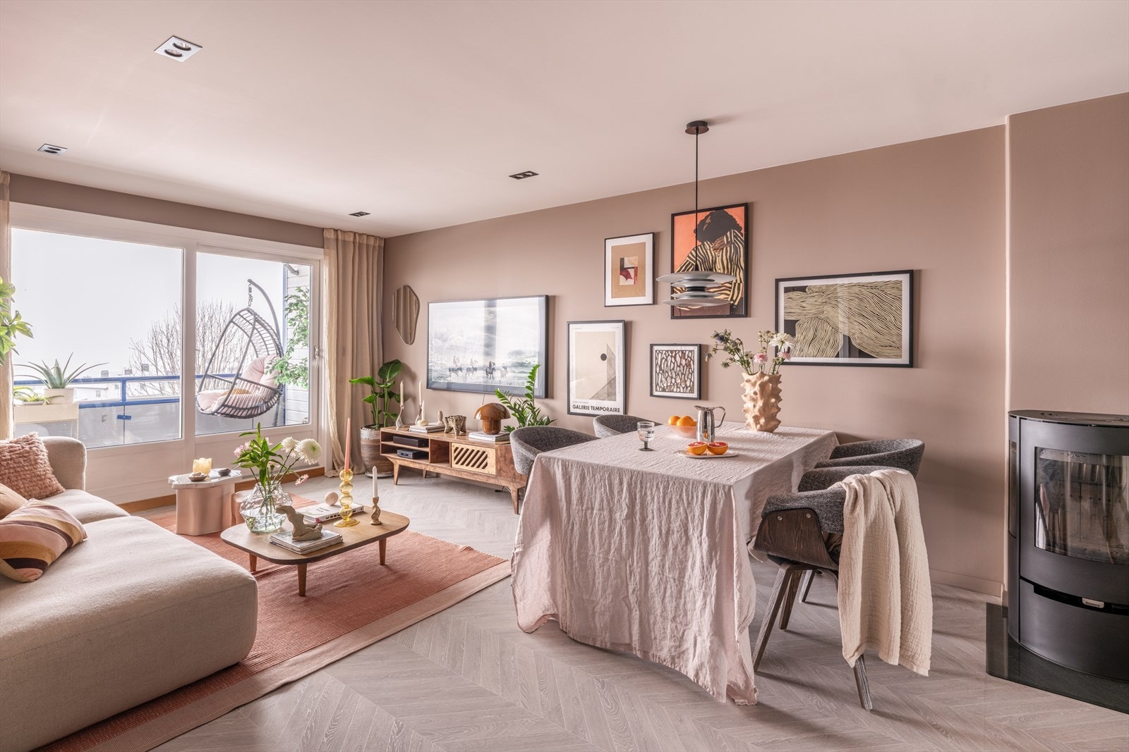 Legg merke til det lekre gulvet! En flott laminat i moderne fiskebeinsmønster. Galleribilde