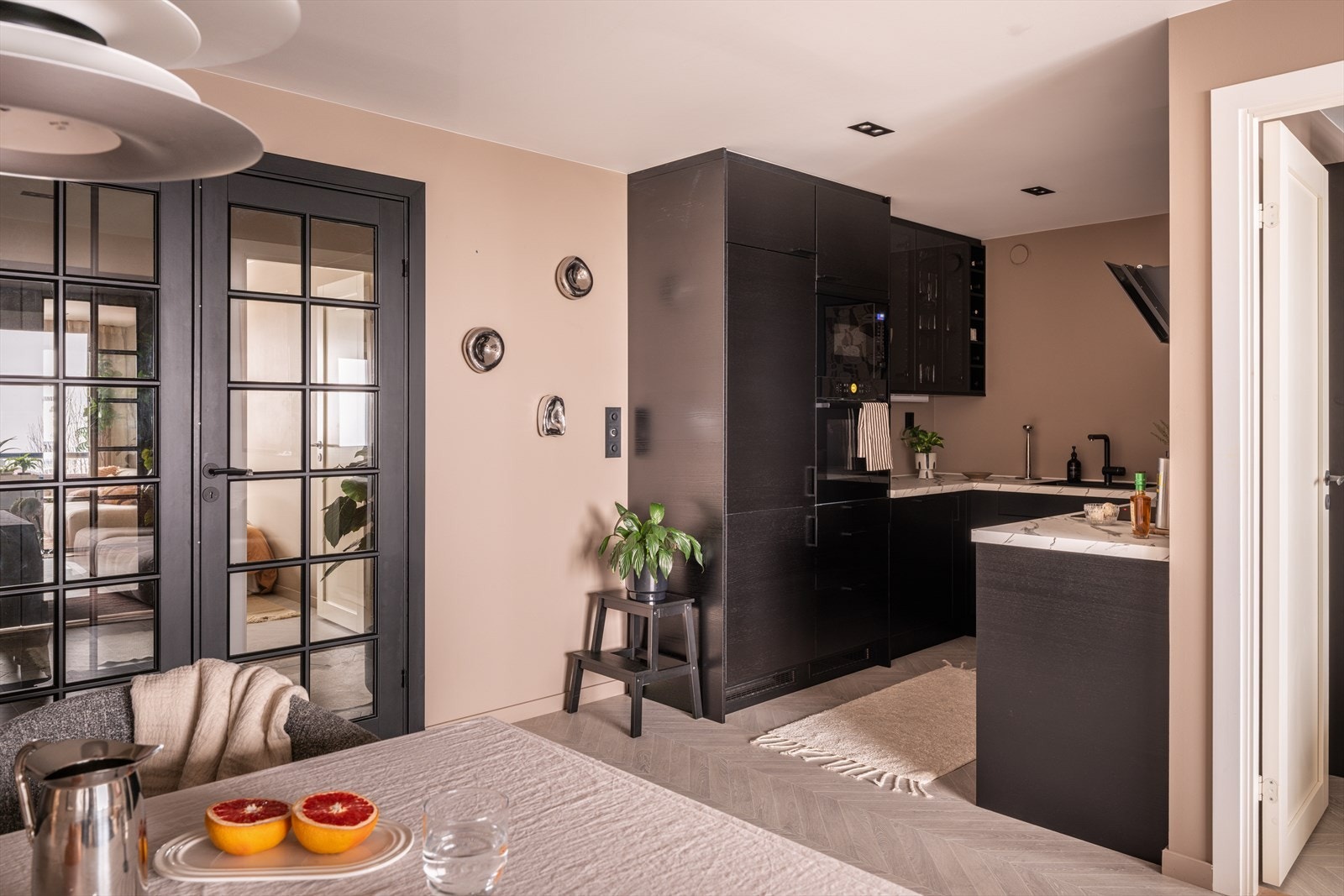 Kjøkkenet er praktisk plassert, adskilt fra stuen - likevel en del av et flott allrom! Galleribilde