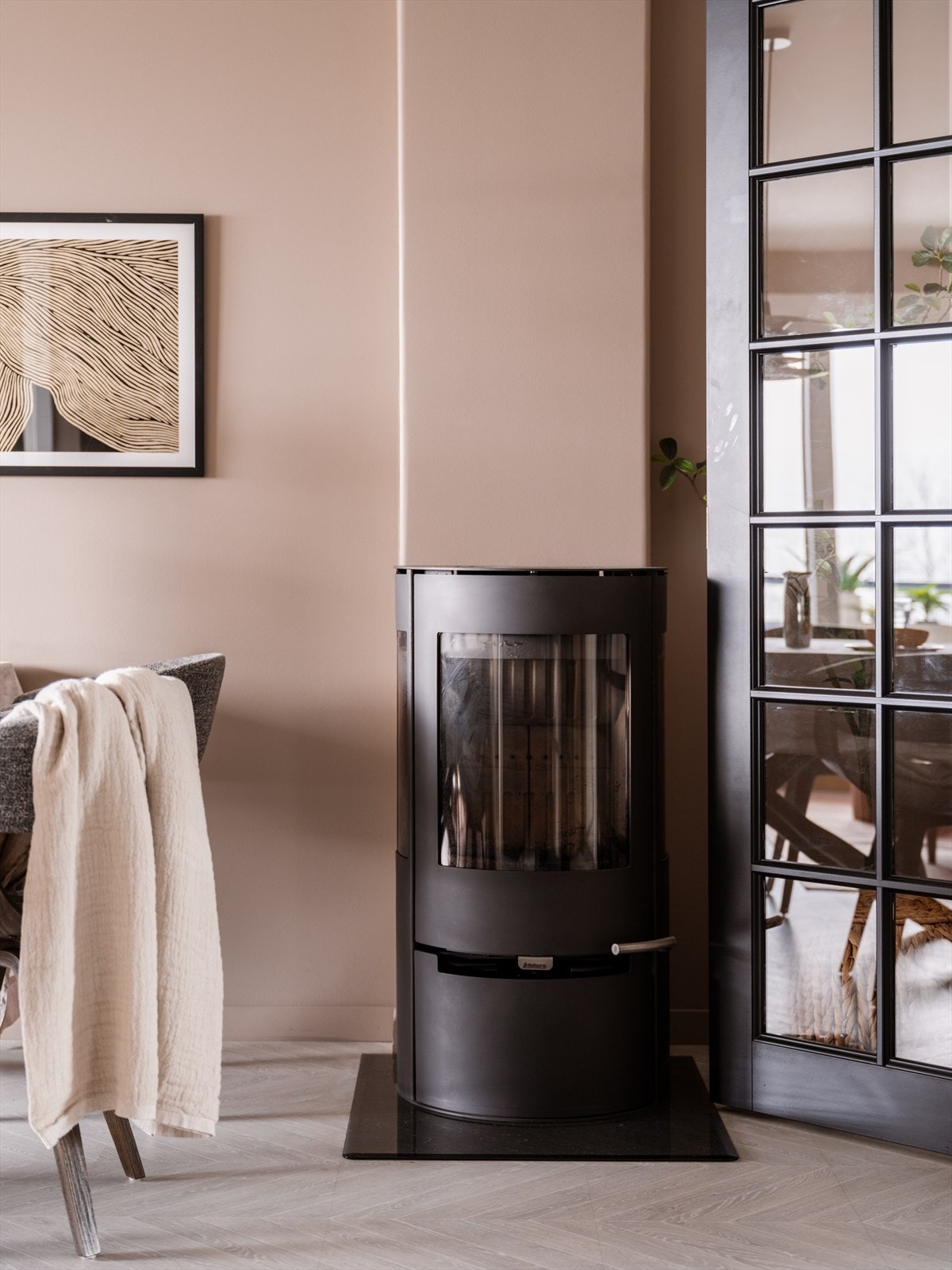 En moderne vedovn sørger for god temperatur når gradene synker utenfor. Galleribilde