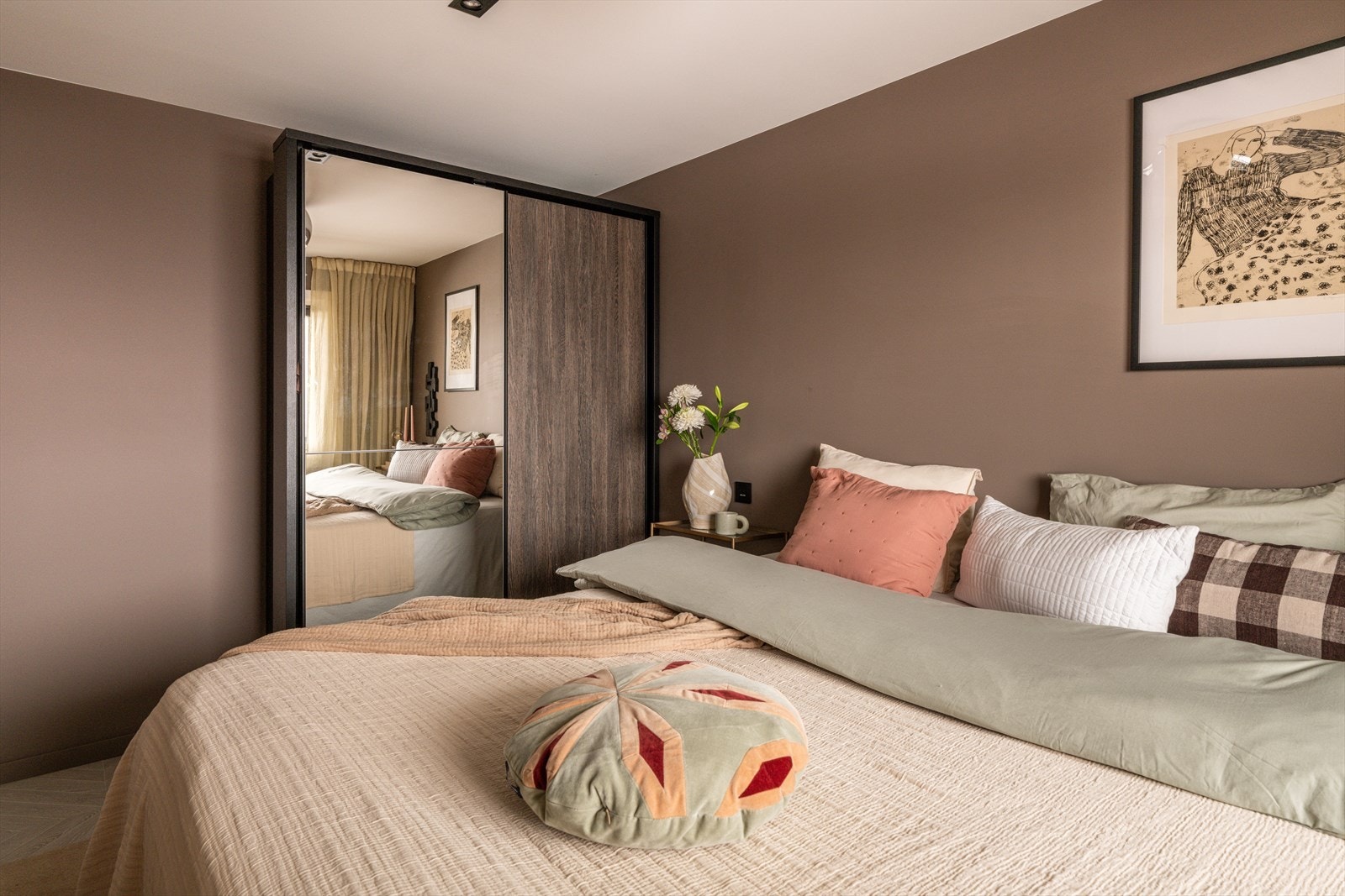 Videre har rommet et romslig garderobeskap som gir god lagringsplass. Galleribilde