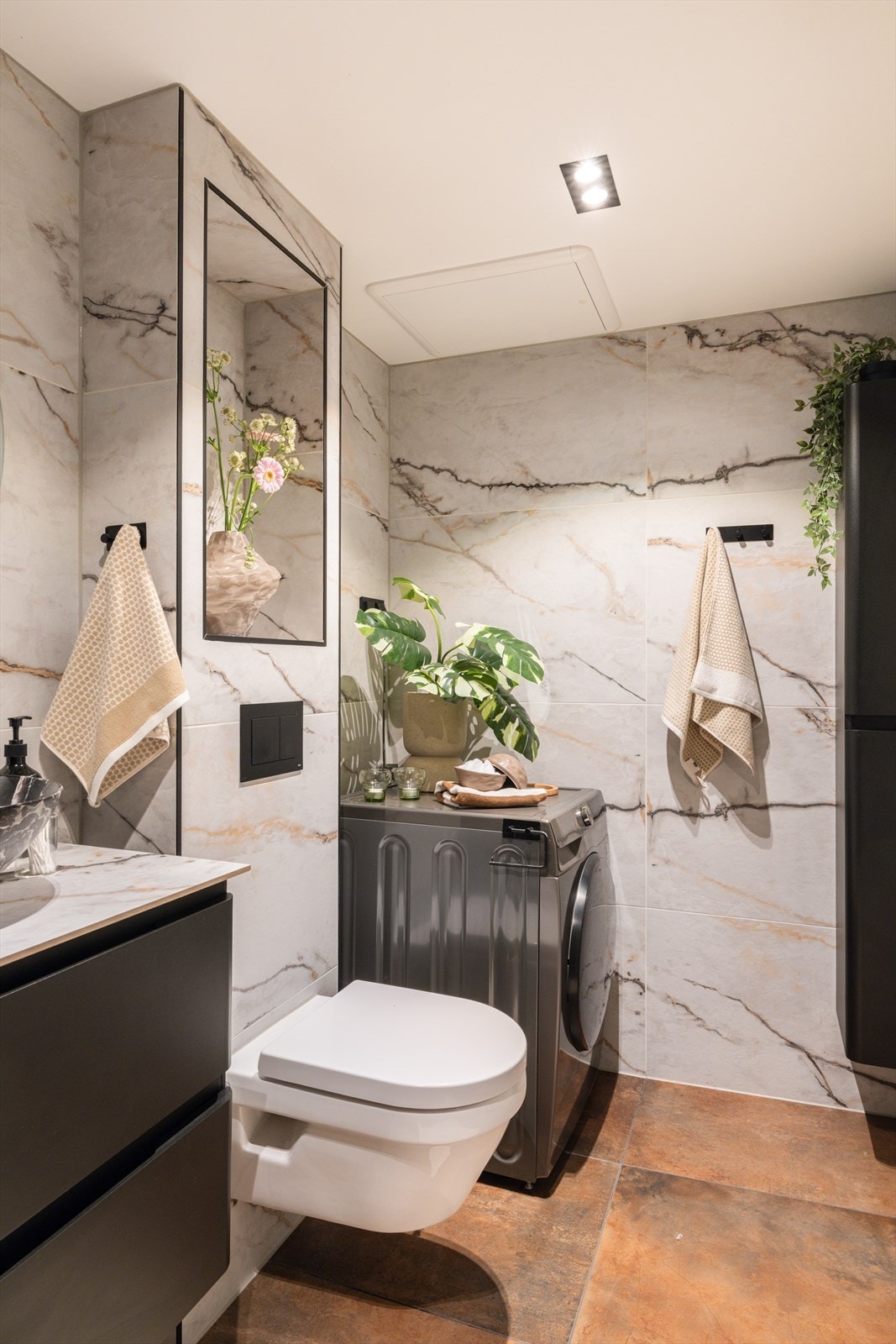 I andre enden er det opplegg for vaskemaskin og veggskap for oppbevaring. Galleribilde