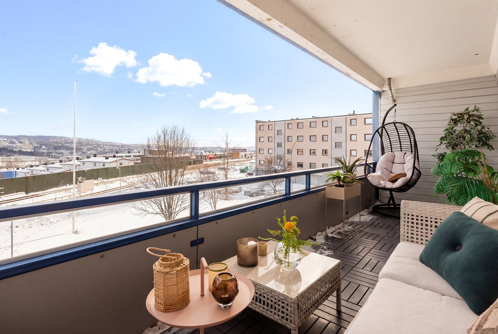 Balkongen er sydøstvendt og har uforstyrret utsikt så langt øyet kan se. Galleribilde