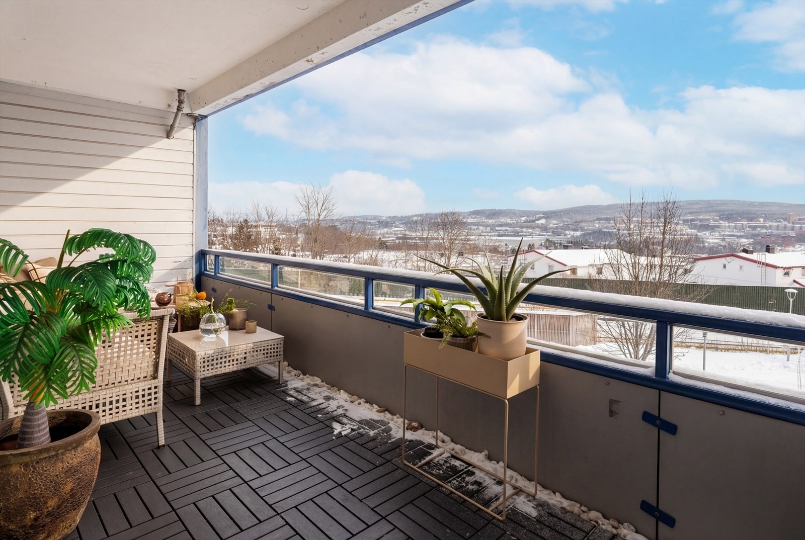 Utendørs kan dere nyte en romslig balkong med fritt og luftig utsyn. Galleribilde