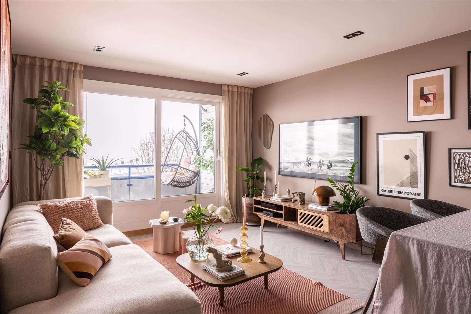 Planløsningen er meget praktisk med naturlig soneinndeling, noe som gir god plass til både sofagruppe og spiseplass. Galleribilde