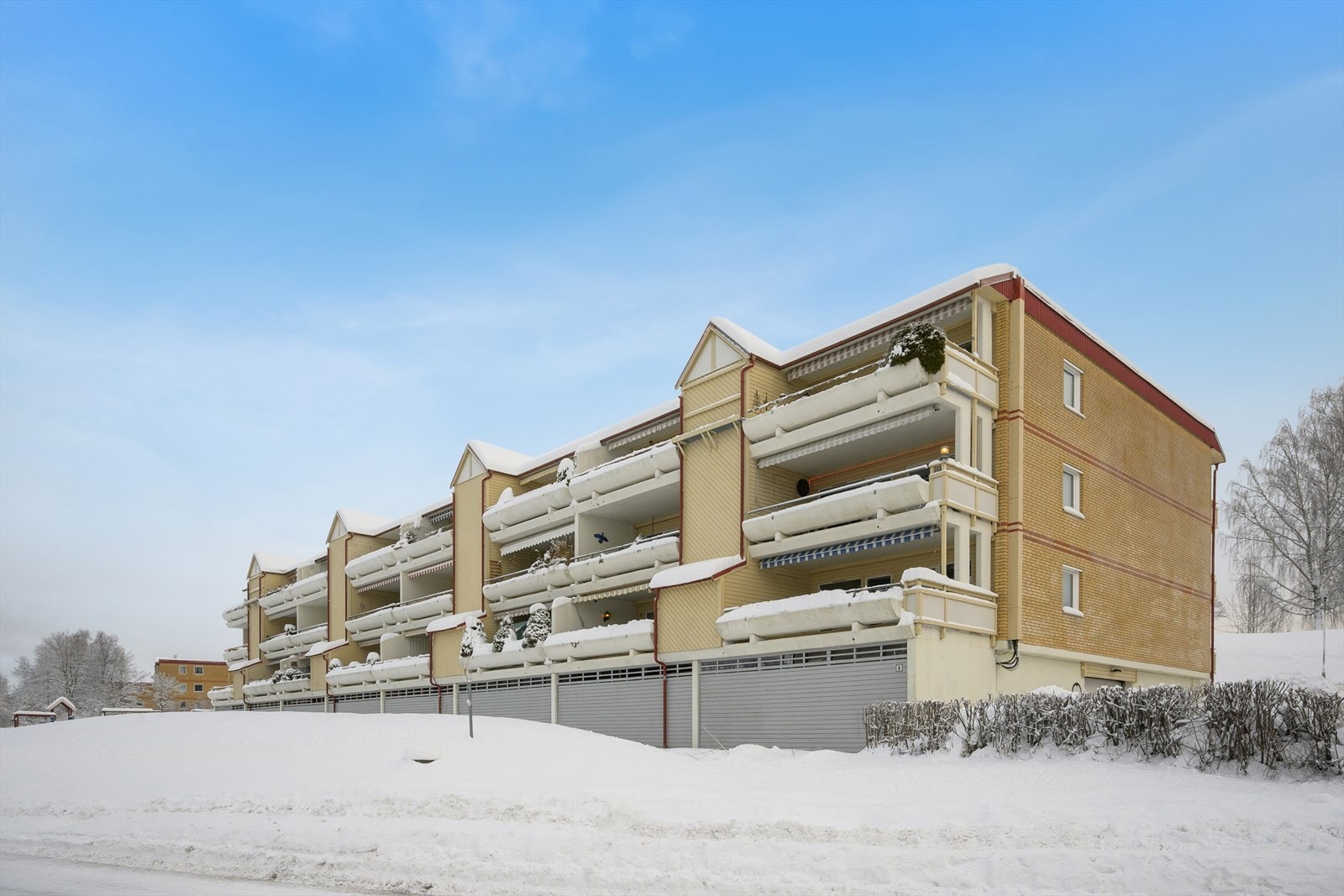 Vikingjordet ligger i et rolig og veletablert boligområde like ovenfor Heggedal sentrum med nærhet til kollektiv og rikelig med servicetilbud. Galleribilde