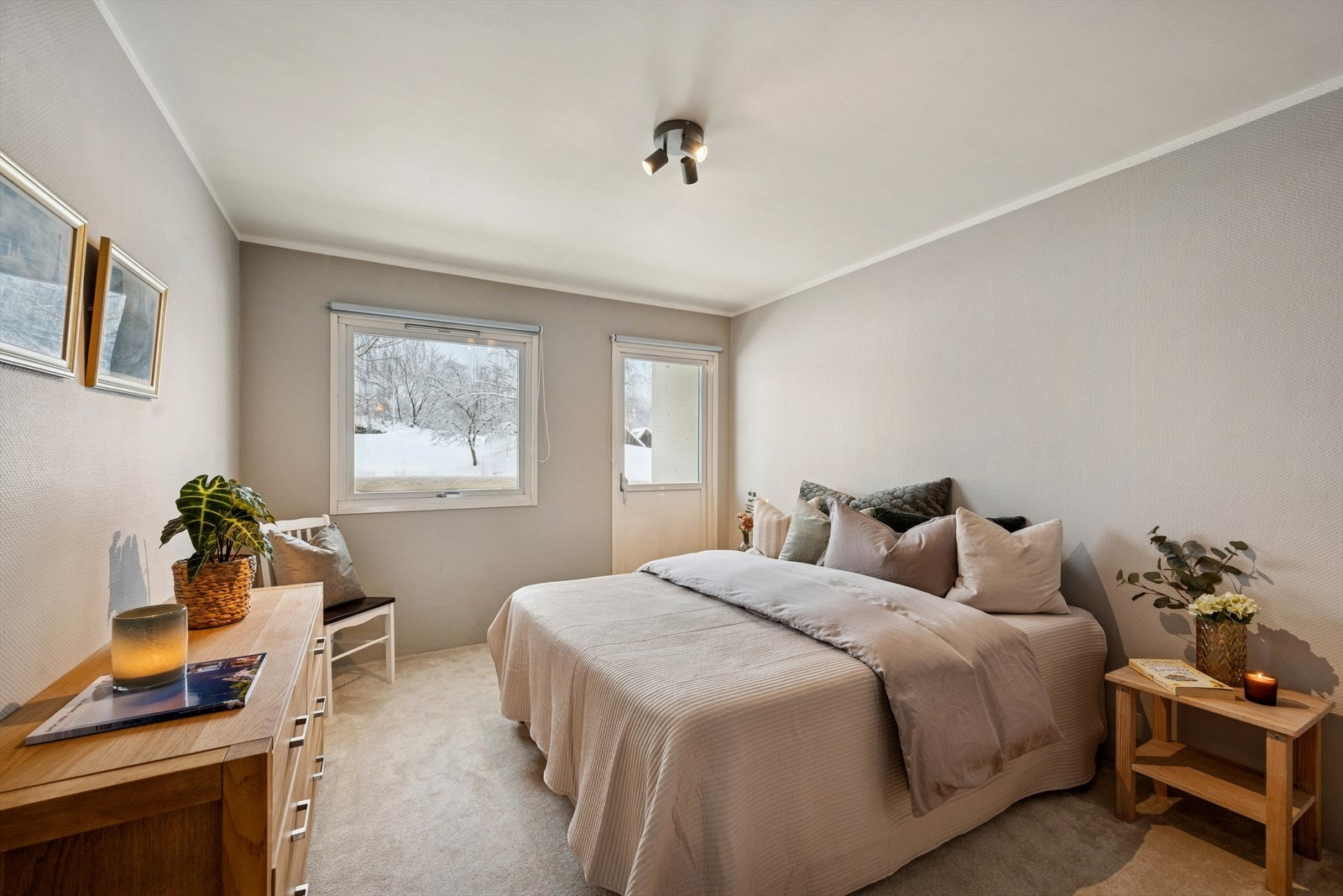 Hovedsoverom - Leiligheten har to soverom med plass til dobbeltseng og nattbord i tillegg til en garderobeløsning. Fra soverommet er det utgang til den andre av leilighetens to balkonger. Galleribilde