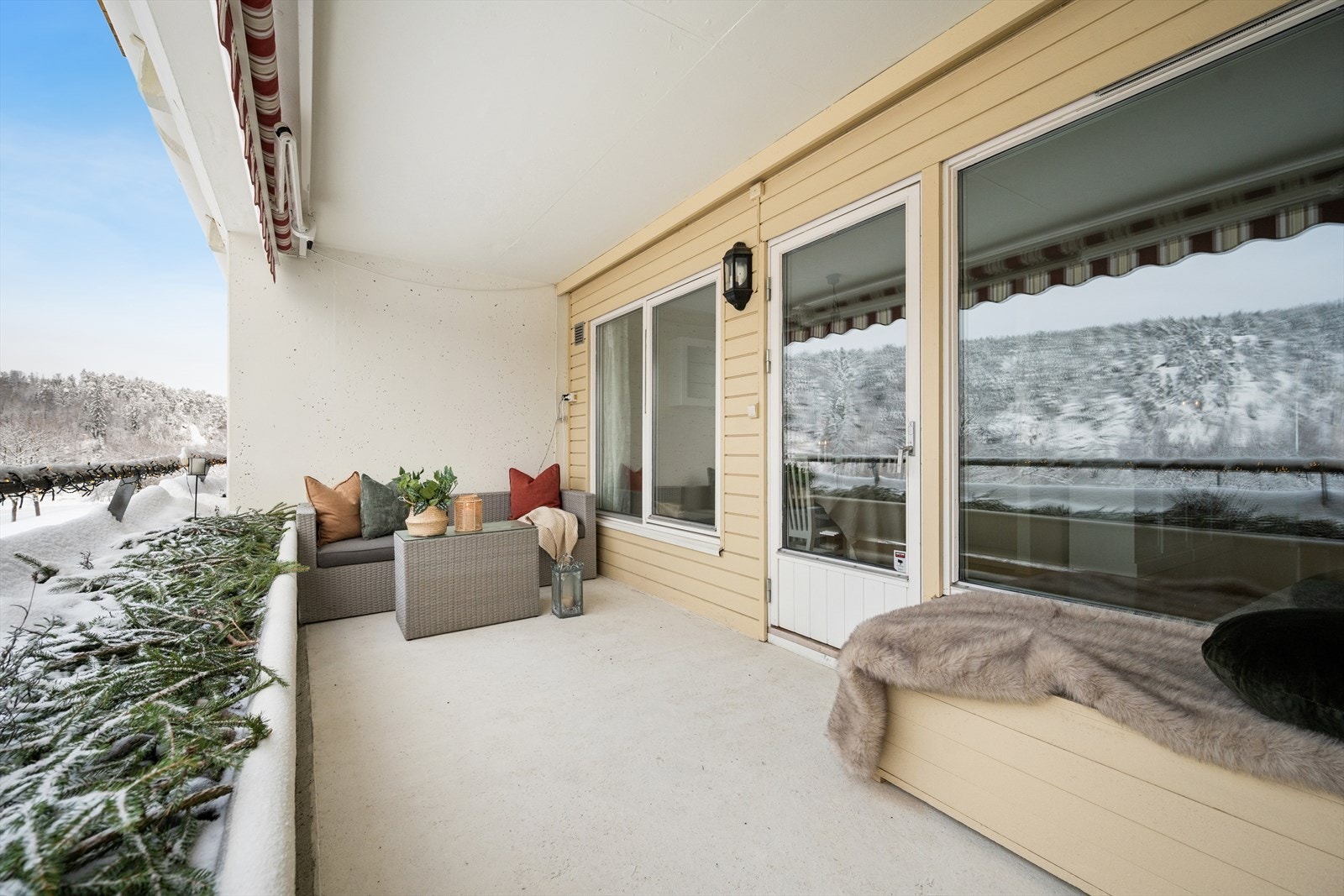 Fra stue-/kjøkkenløsningen er det utgang til én av leilighetens to balkonger med rikelig plass til sittegruppe. Galleribilde