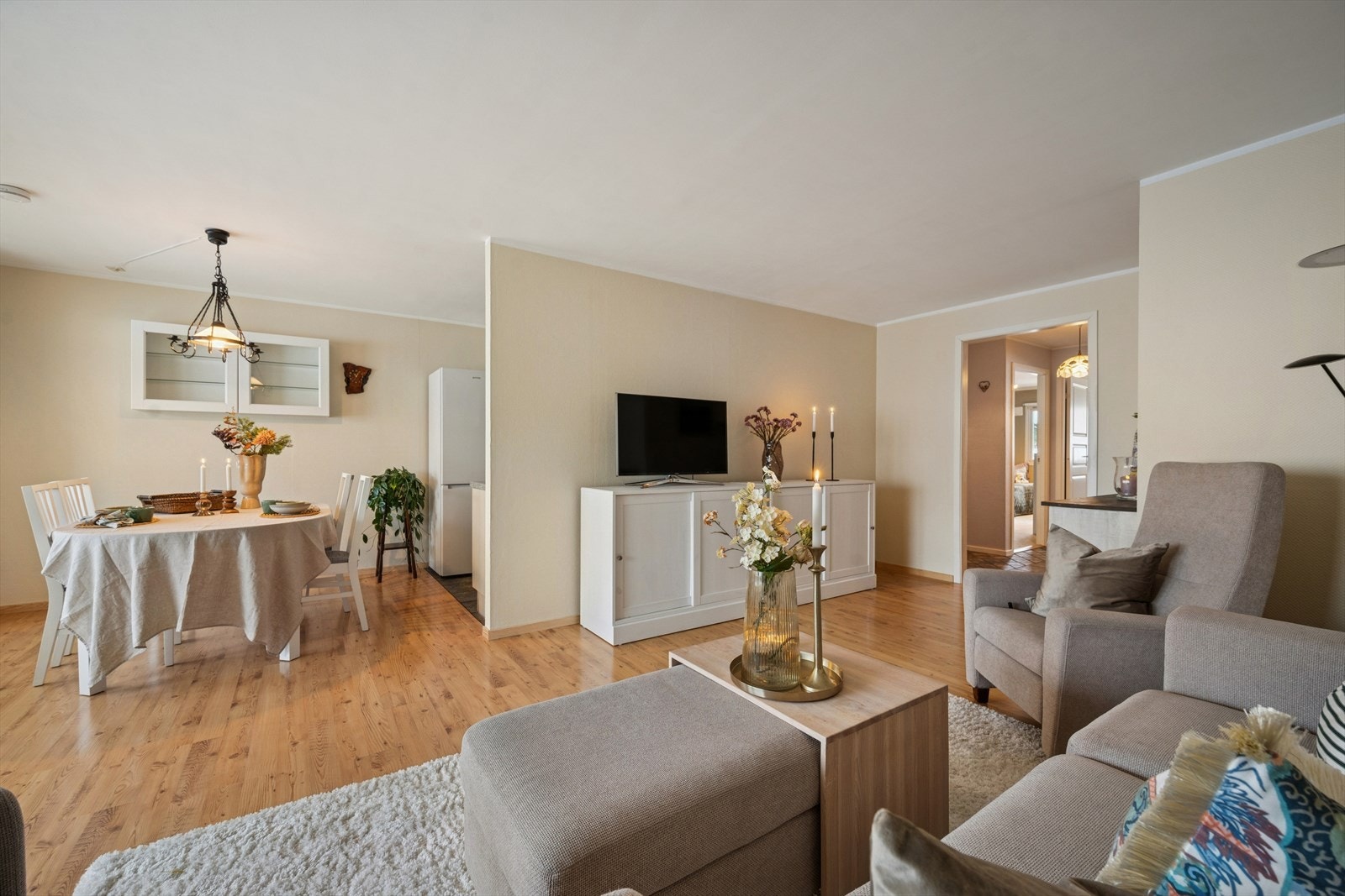 Leiligheten har en fin stueavdeling med kjøkken i åpen løsning. Galleribilde