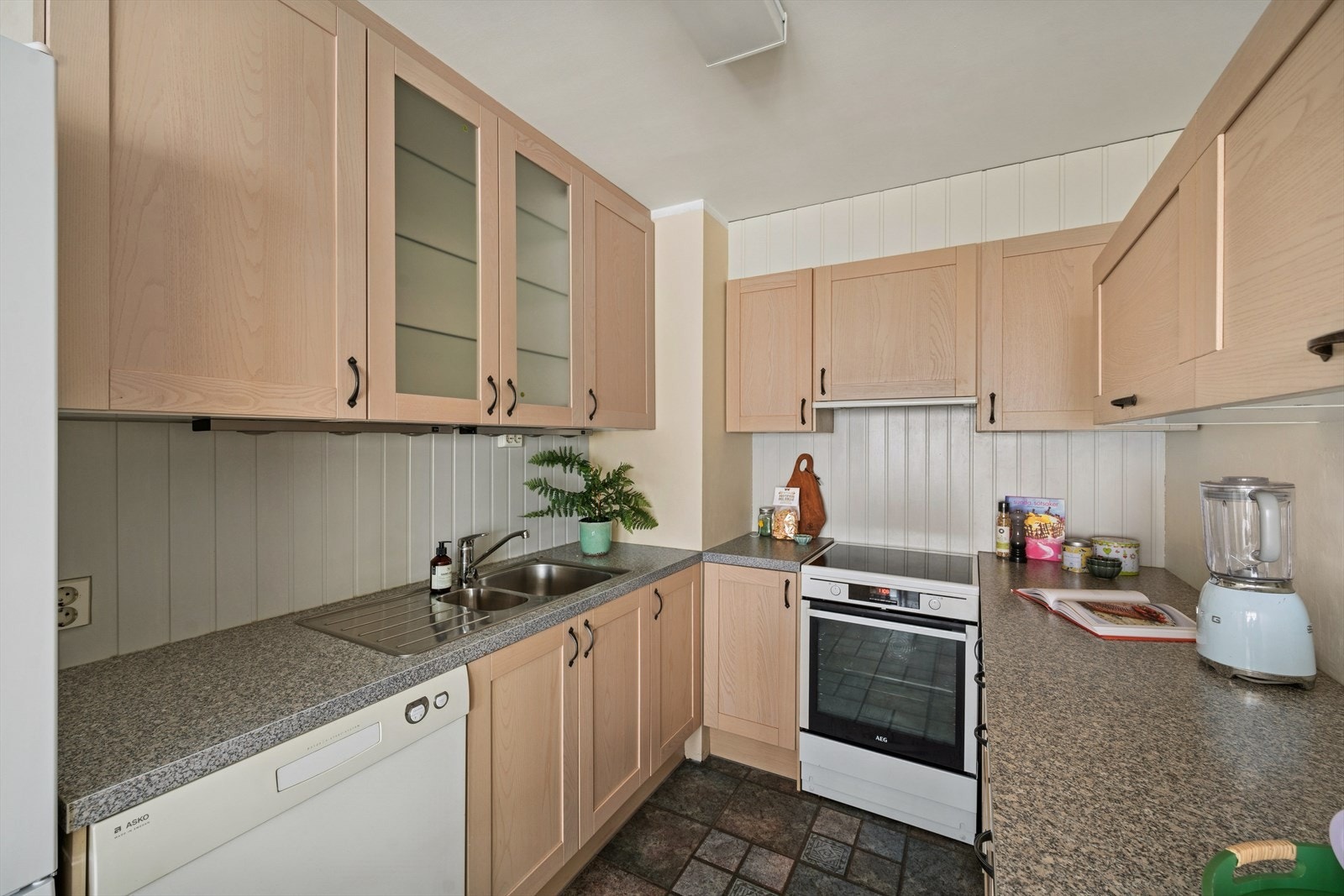 Kjøkkenet er praktisk utformet rikelig skap- og benkeplass. Galleribilde