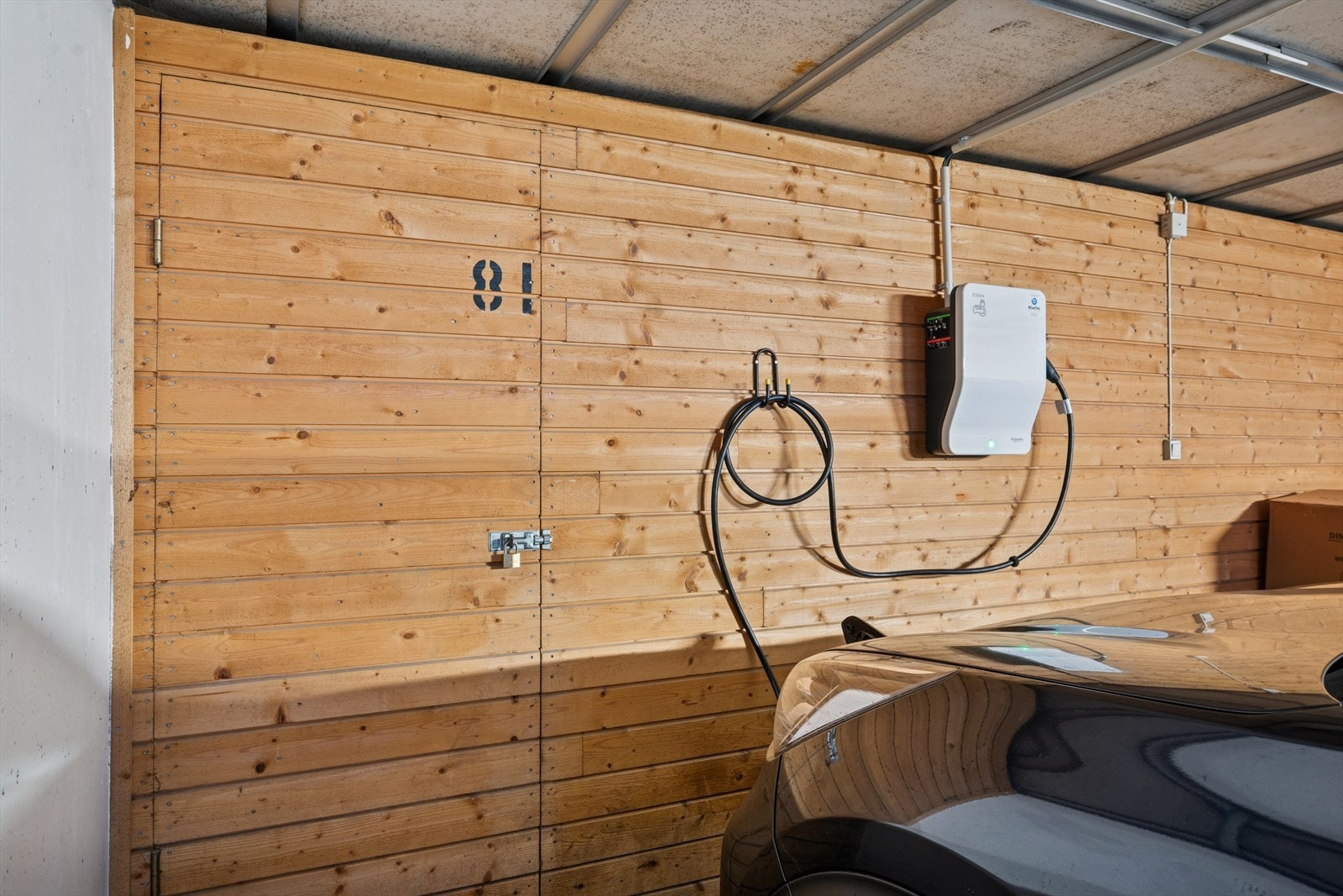 Det er i tillegg en romslig bod på ca. 5 kvm i garasjen. Galleribilde