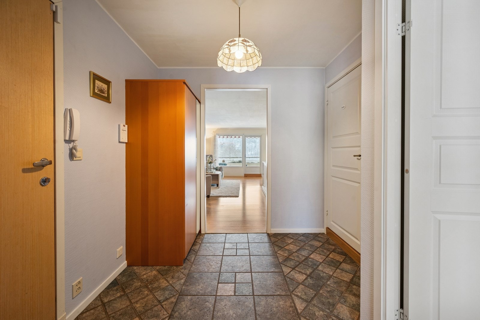 Velkommen inn i en romslig entré med plass til å henge av seg yttertøy og sette fra seg sko, samt en god garderobeløsning. Galleribilde
