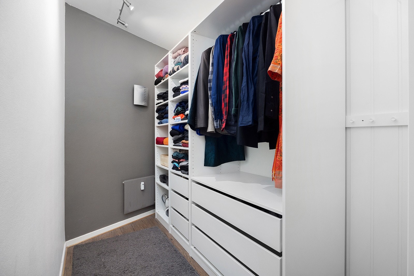 Praktisk innvendig bod ved entré med gode oppbevaringsmuligheter, som med fordel kan benyttes som walk-in closet. Galleribilde