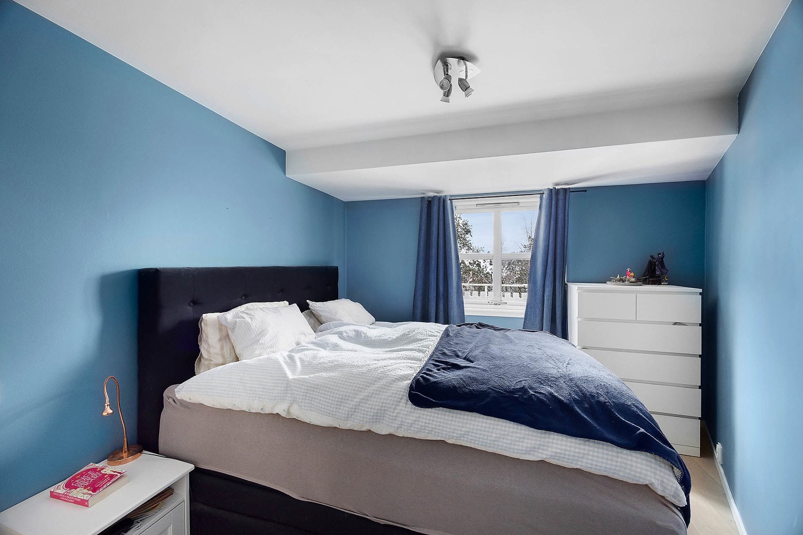 Her får du enkelt plass til stor dobbeltseng med tilhørende møblement, og det er godt med oppbevaring i garderobeskap. Galleribilde