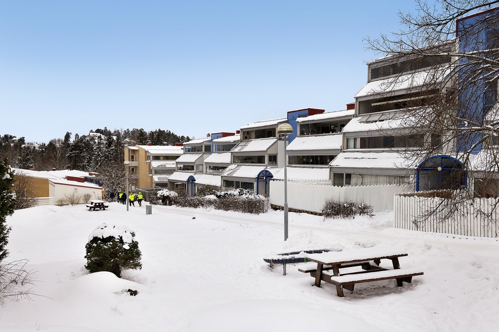 Borettslaget har pene og velstelte uteområder som gir et hyggelig og grønt preg, med gode muligheter for rekreasjon og opphold. Galleribilde