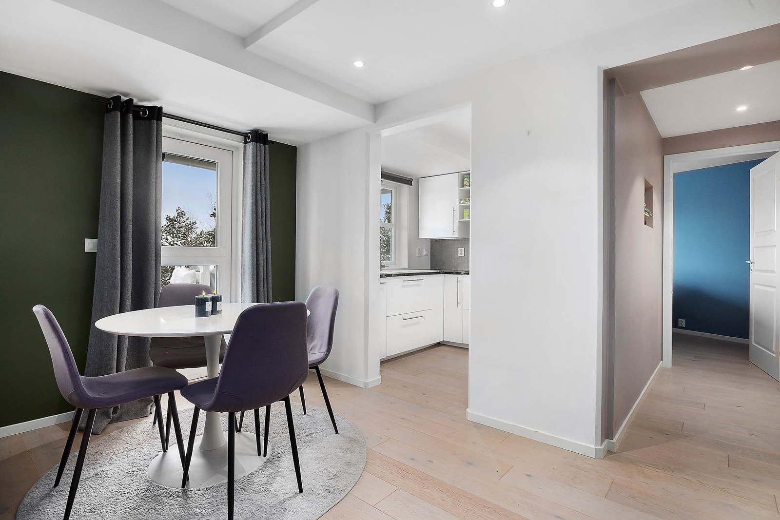 Store vindusflater gir rikelig med naturlig lys, og rommet har utgang til en vestvendt balkong på ca. 40 m² - perfekt for ettermiddagssolen. Galleribilde