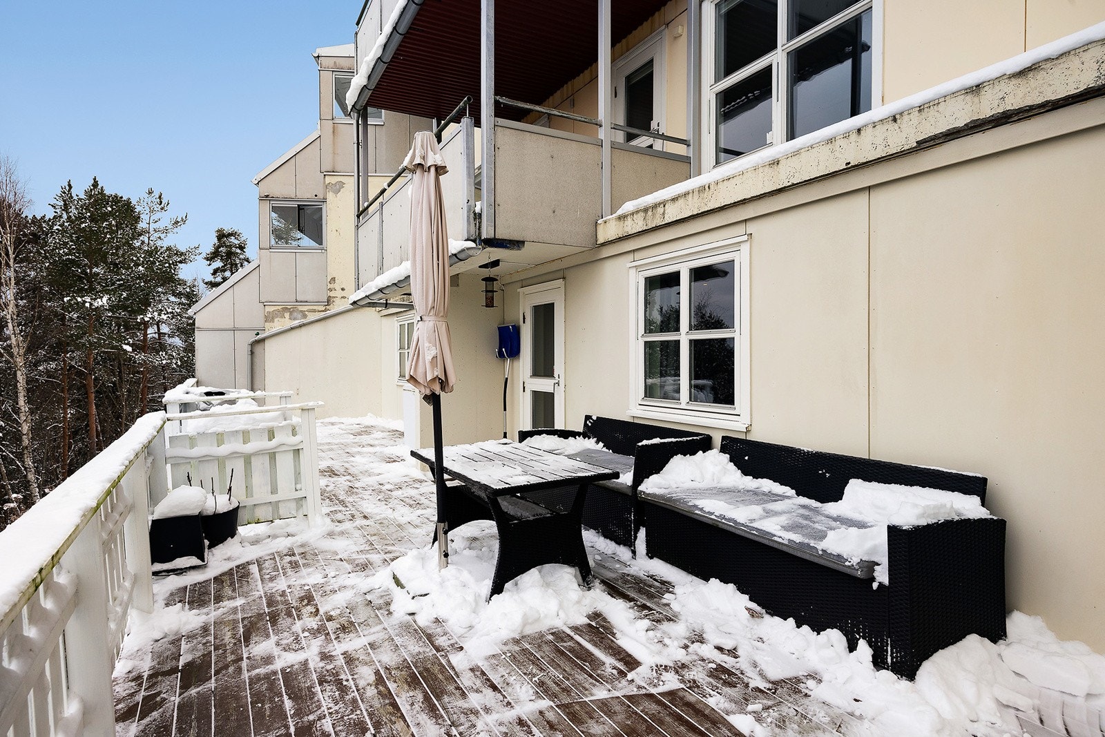 Romslig balkong på ca. 40 kvm med tregulv og gode møbleringsmuligheter. Galleribilde