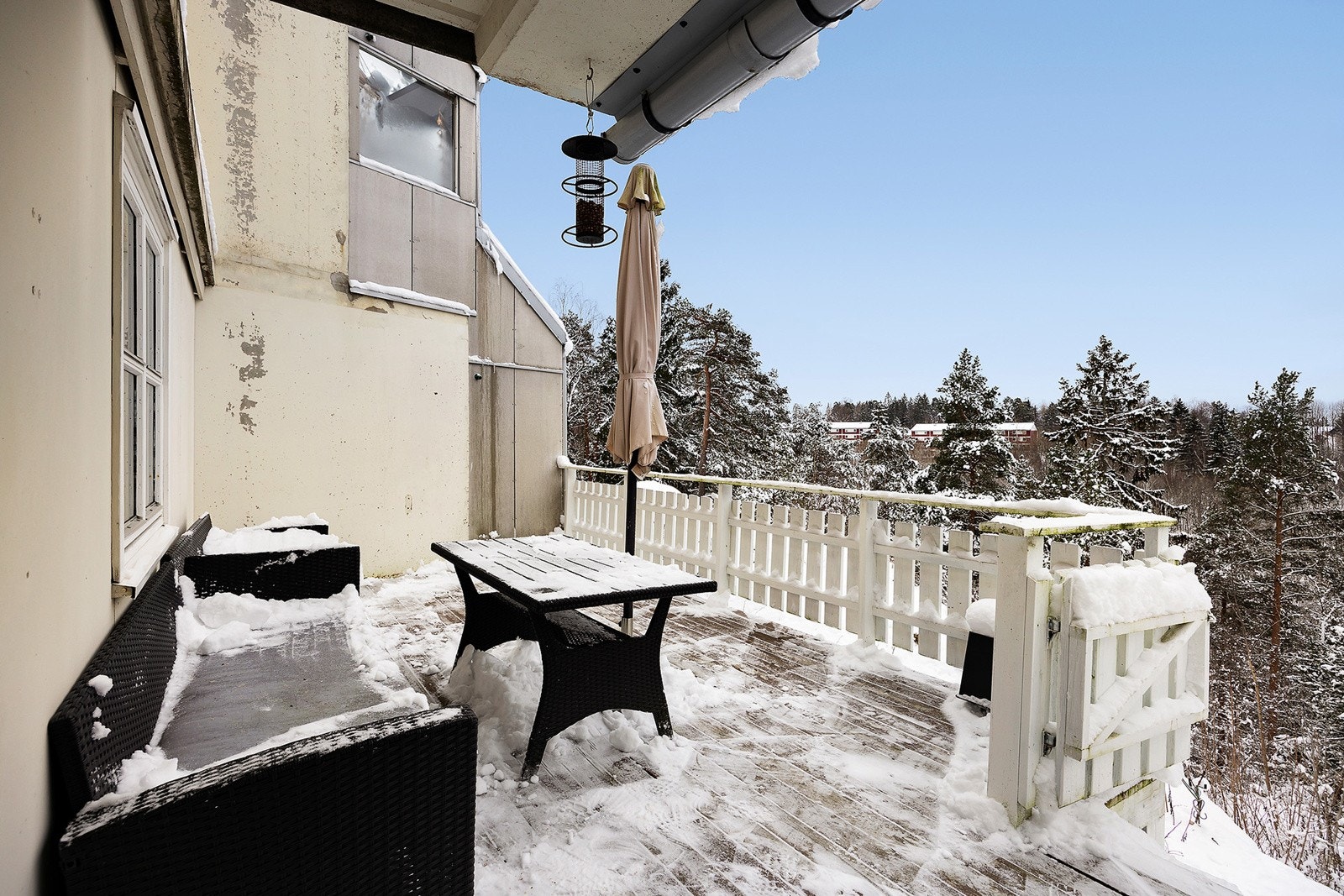 Vestvendt mot rolige omgivelser - en flott uteplass for sosiale sammenkomster i sommerhalvåret. Galleribilde