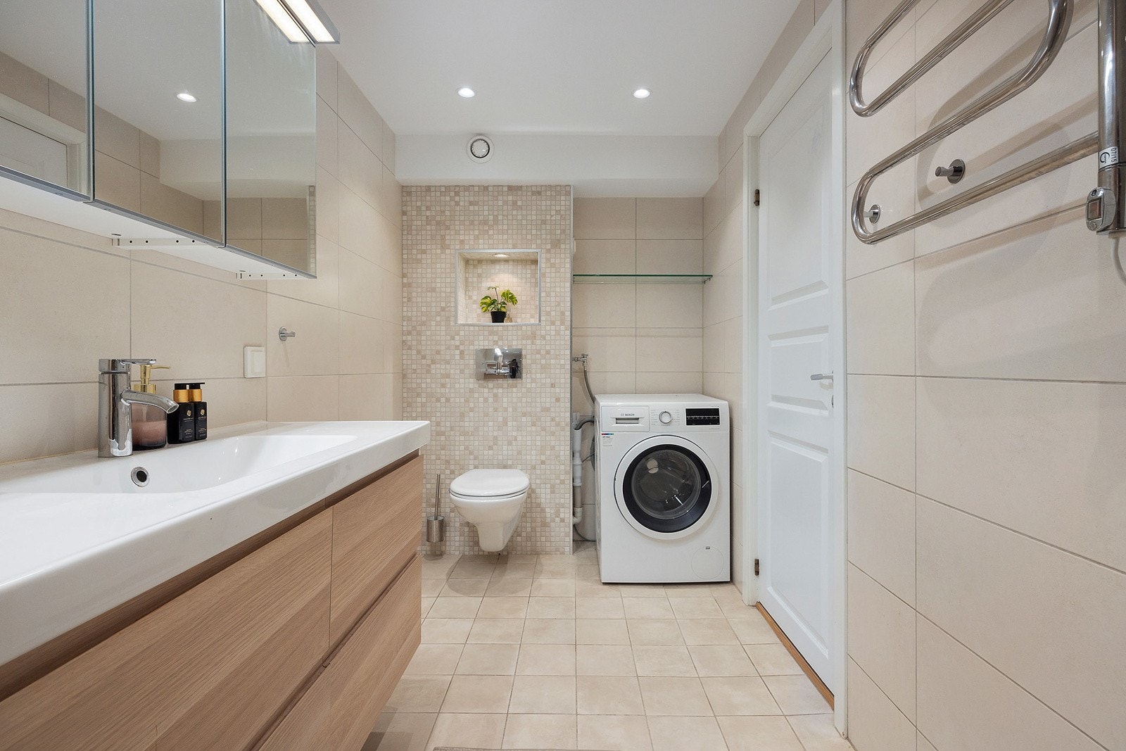 Flislagt baderom pusset opp i regi av tidligere eier i 2016 Galleribilde