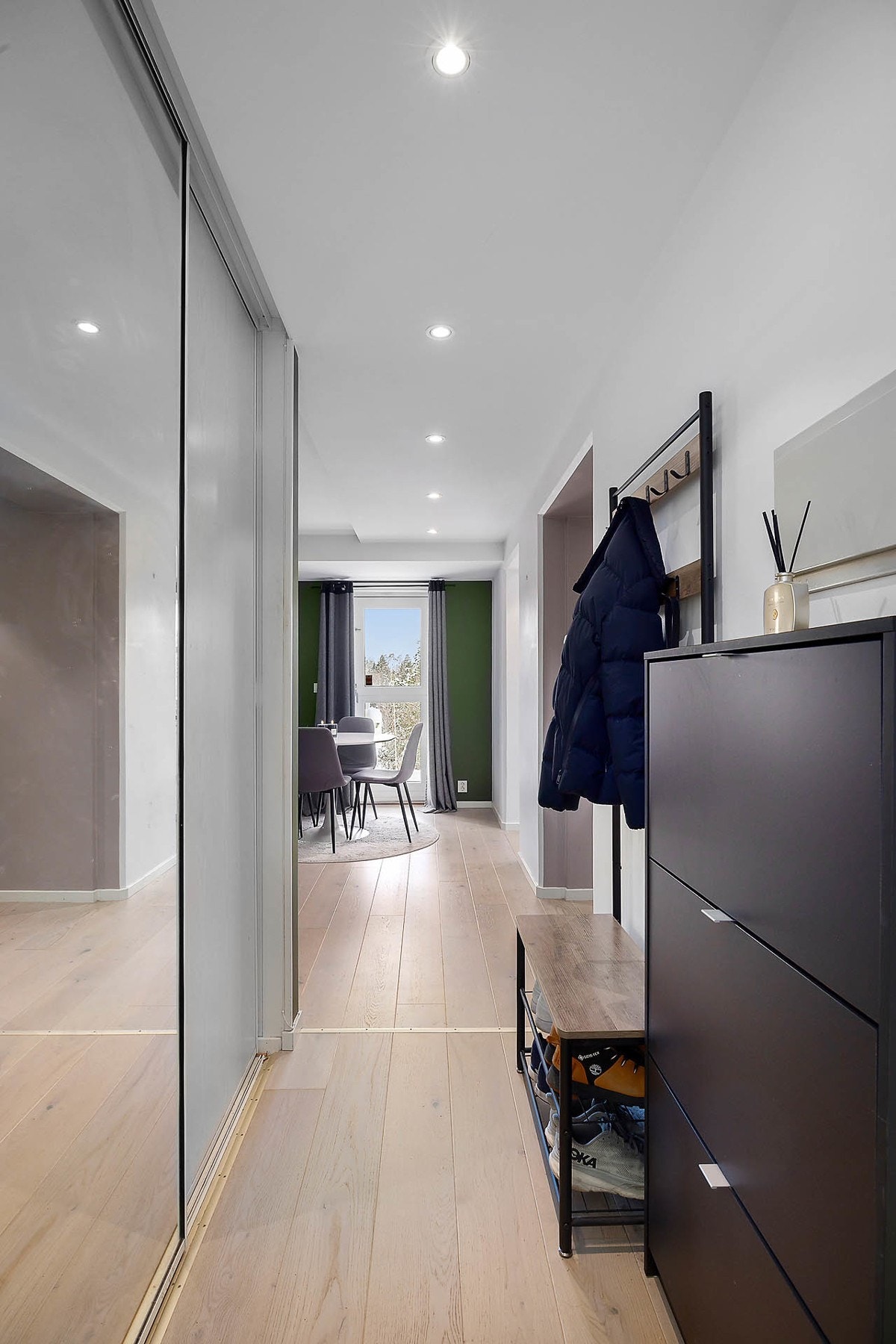 Lun og innbydende entré som ønsker deg velkommen inn i boligen. Her er det plass til å henge fra seg yttertøyet. Galleribilde