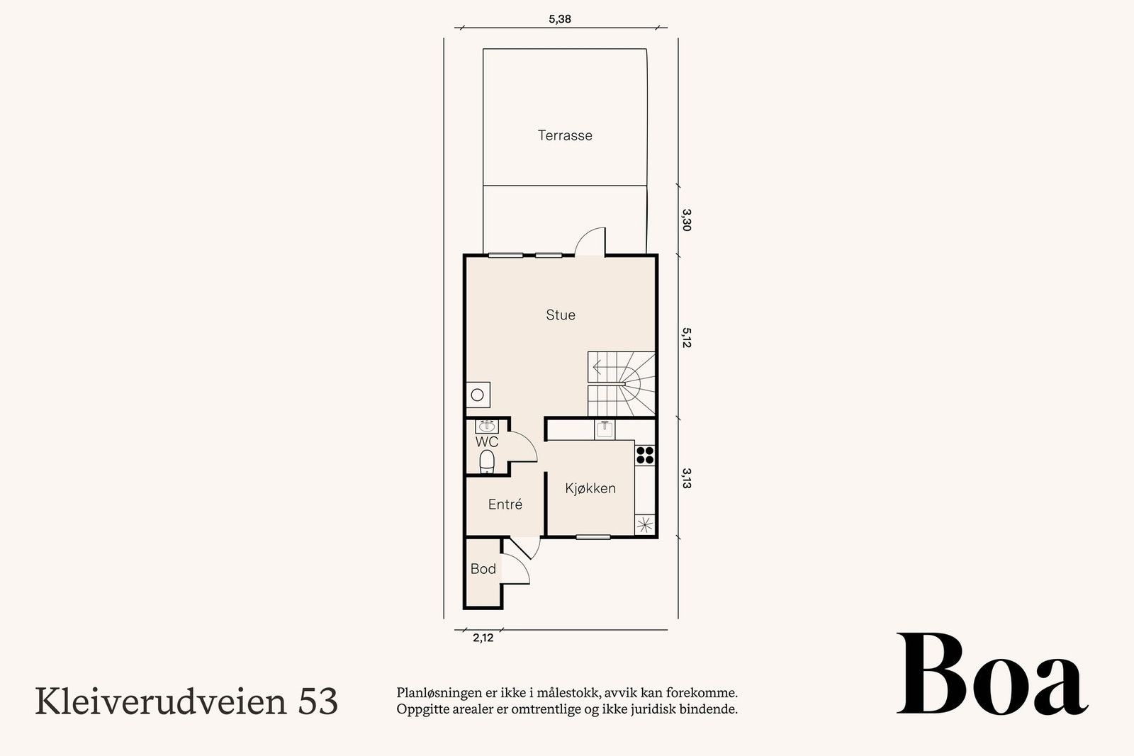 1. etasje: Entre, separat toalett, kjøkken og stue m/trapp.
Bod med utvendig atkomst ved inngangssiden. Fra stuen er det utgang til terrasseplatting på ca 18 m² og videre til inngjerdet plen. Galleribilde