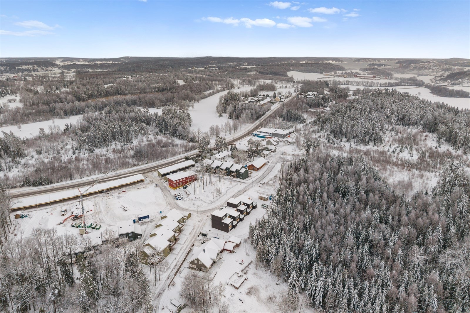 Boligen tilbyr en ideell balanse mellom landlig ro og urban nærhet. Galleribilde