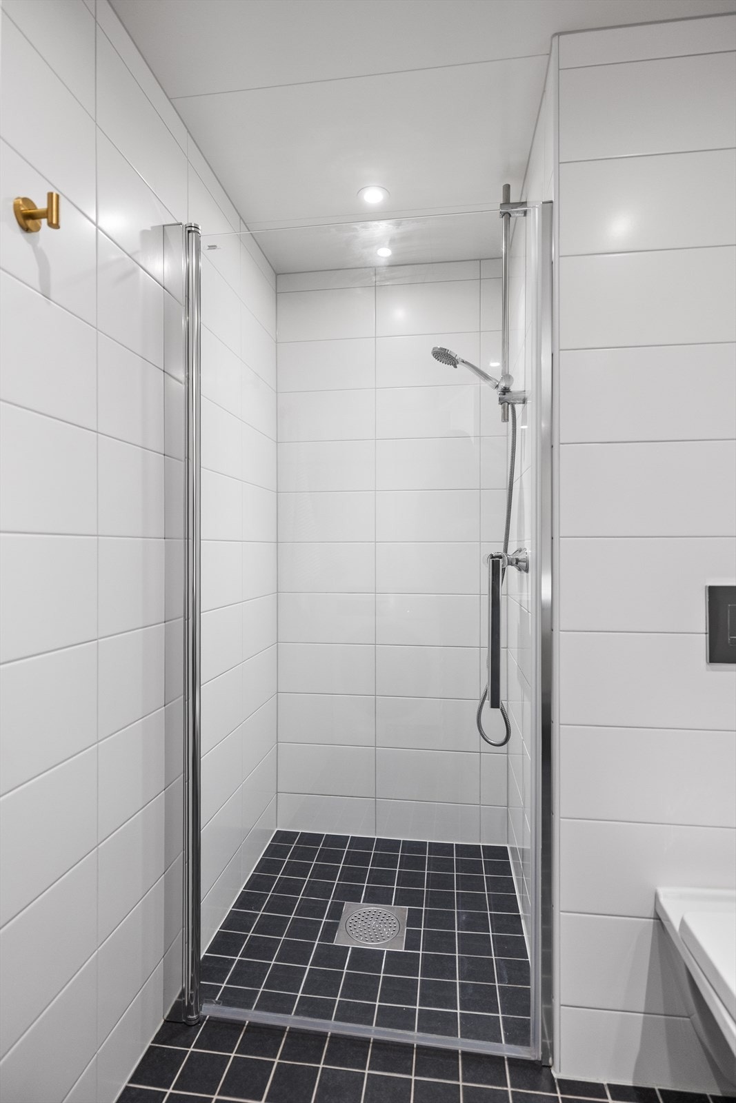 Her har du en fin dusjnisje med glassdør. Galleribilde