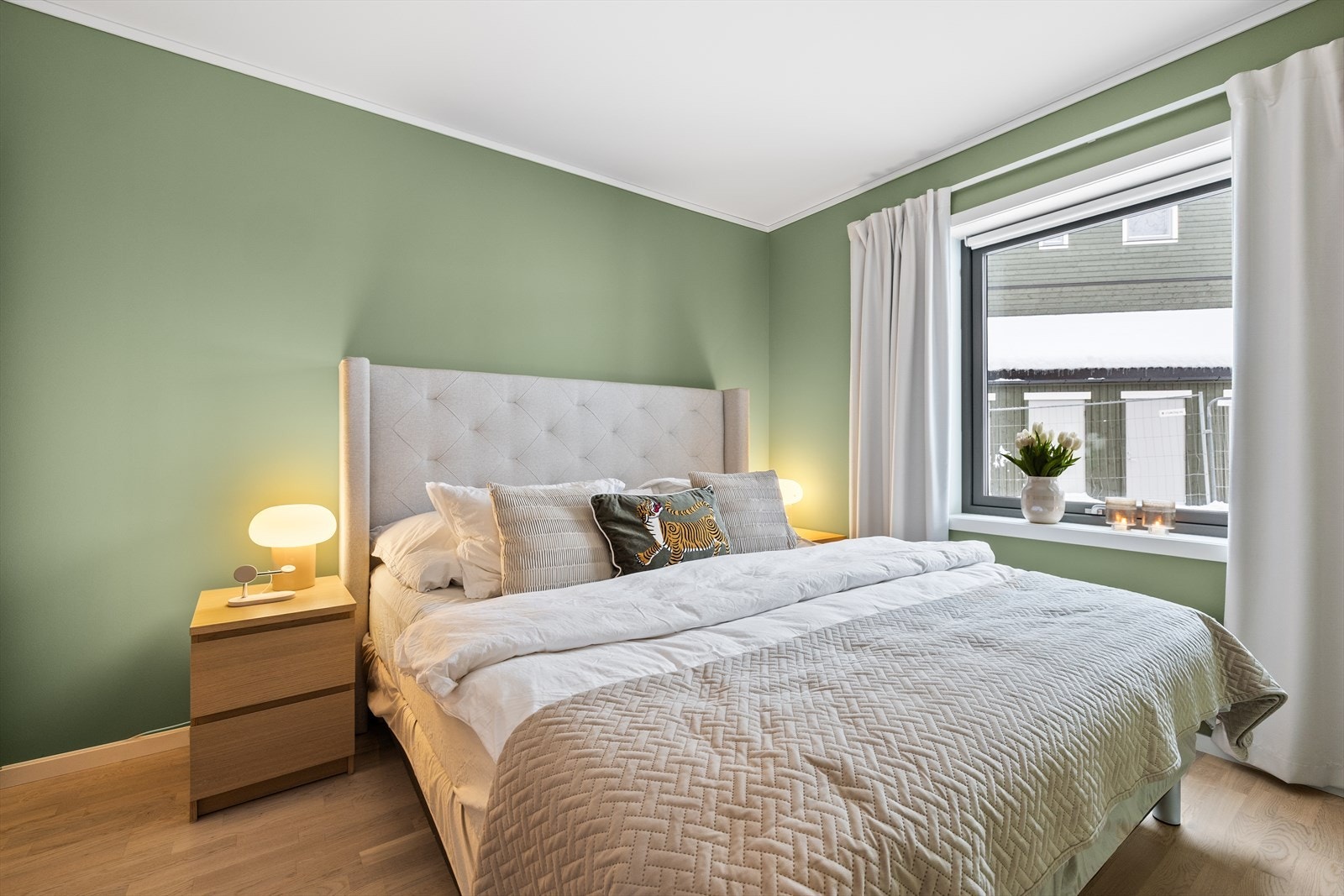 Hovedsoverommet er romslig med plass til dobbeltseng, nattbord på hver side og øvrig møblement. Galleribilde