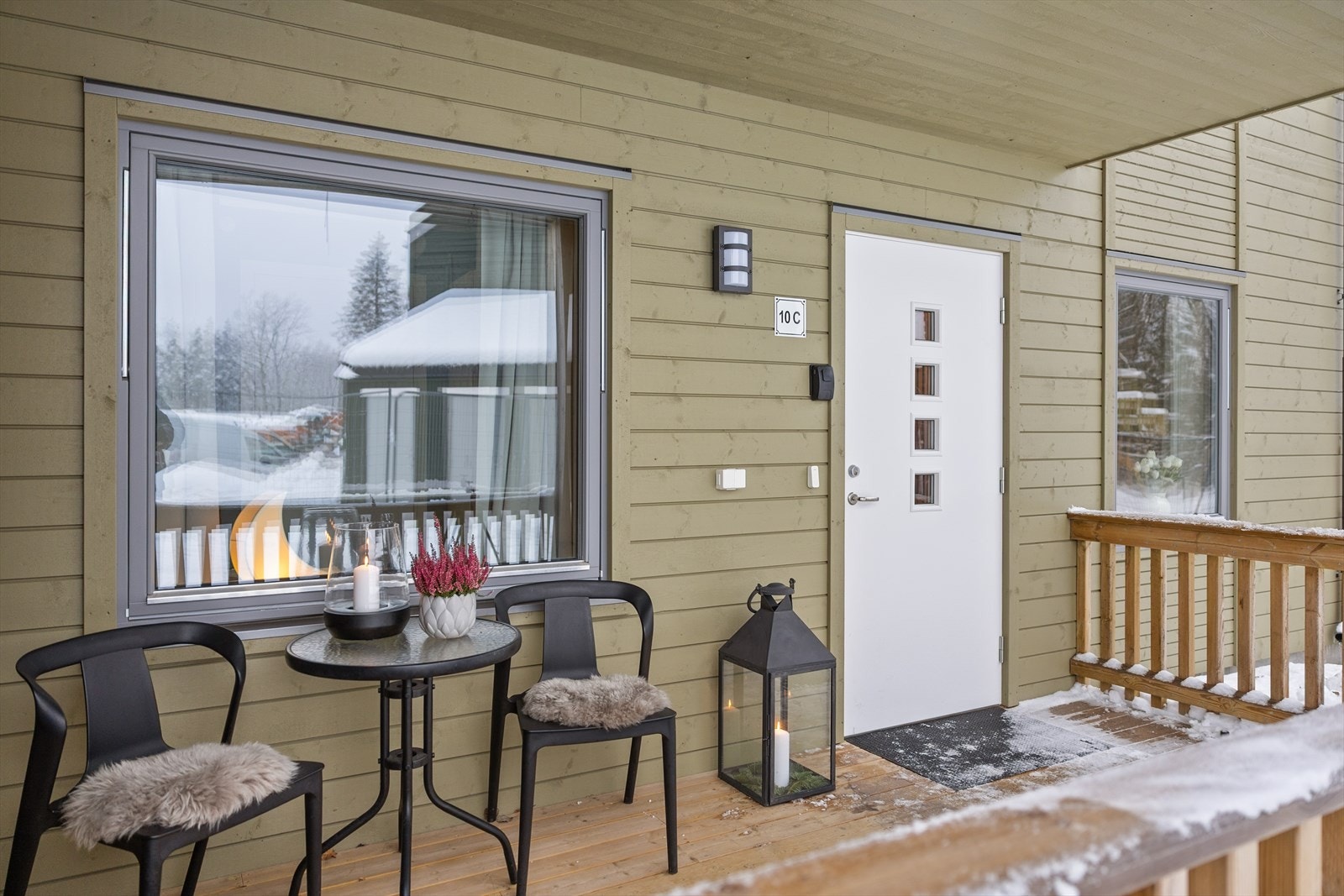 Utenfor inngangspartiet finner du en hyggelig uteplass med plass til cafésett. Galleribilde