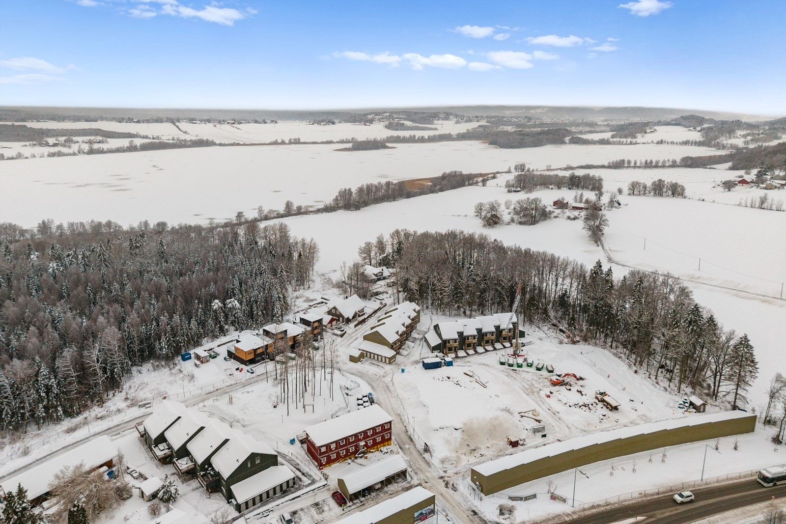 Her bor du i et rolig, trygt og naturskjønt nabolag med kort vei til både sjøen, marka og flere servicetilbud. Galleribilde