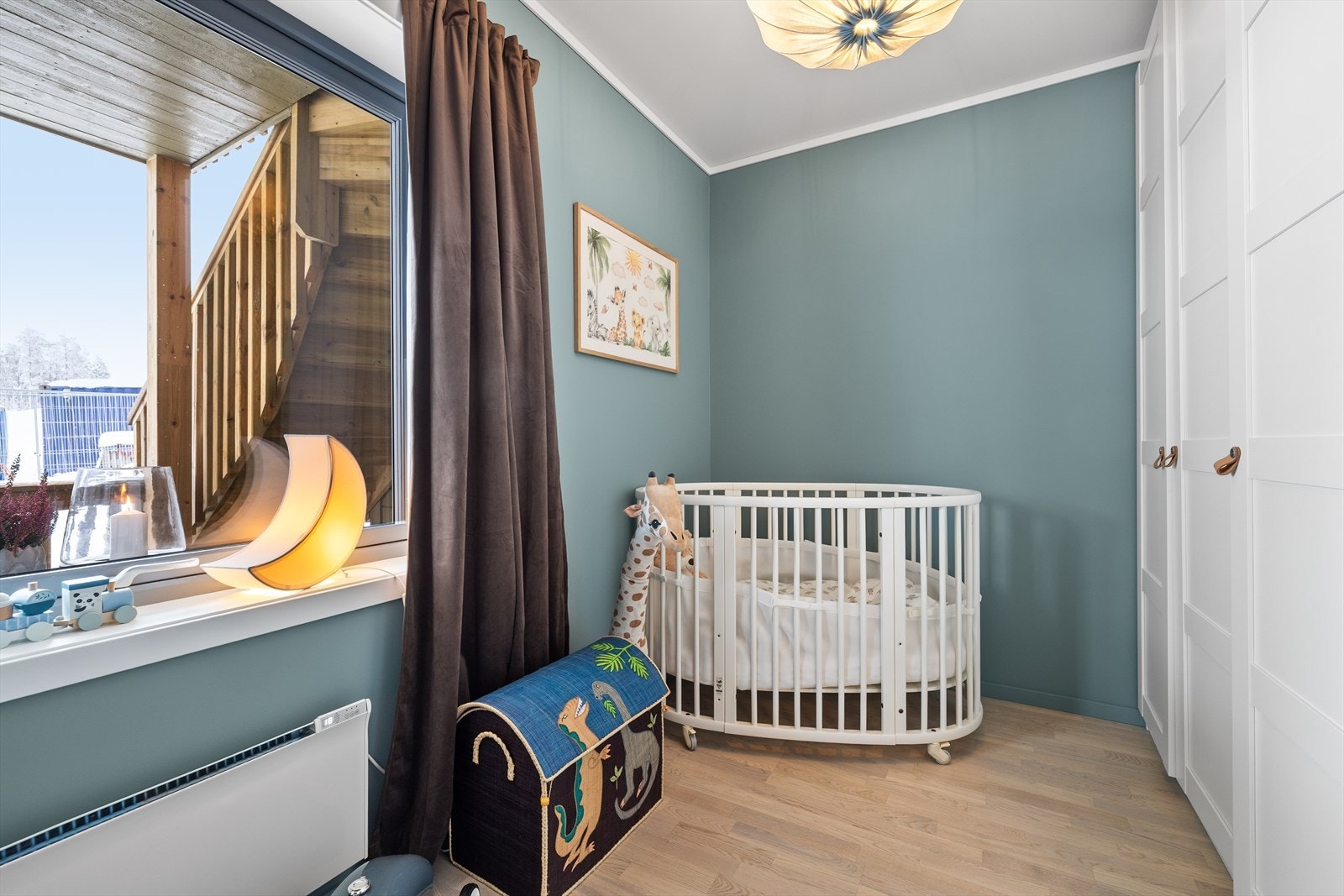 Begge soverommene har garderobeskap som sørger for gode oppbevaringsmuligheter til klær og det man måtte ønske Galleribilde