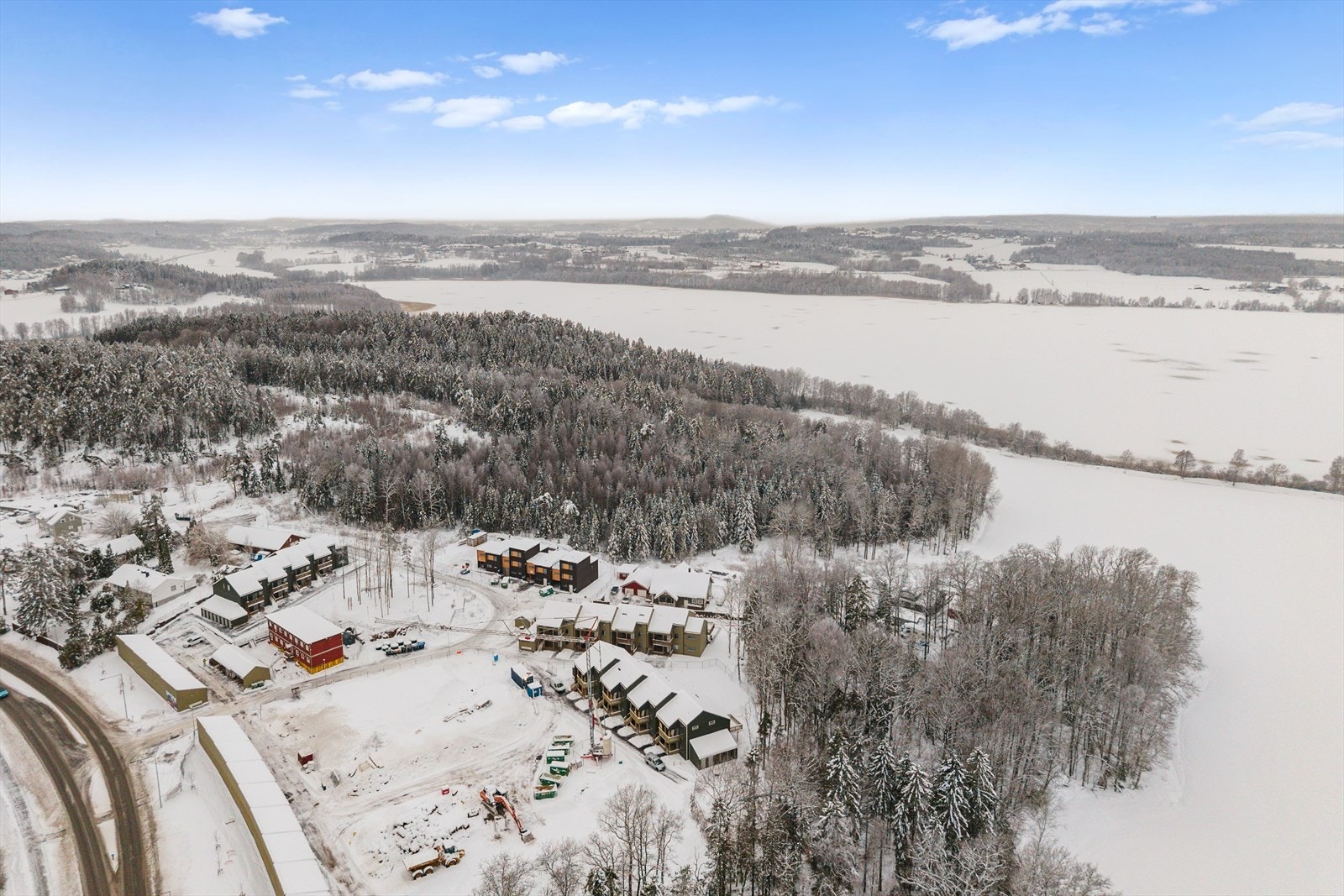 Her får du en moderne, lettstelt og gjennomført leilighet med kvaliteter som passer spesielt godt for både førstegangskjøpere og godt voksne som vil ha enkel trappefri hverdag. Galleribilde