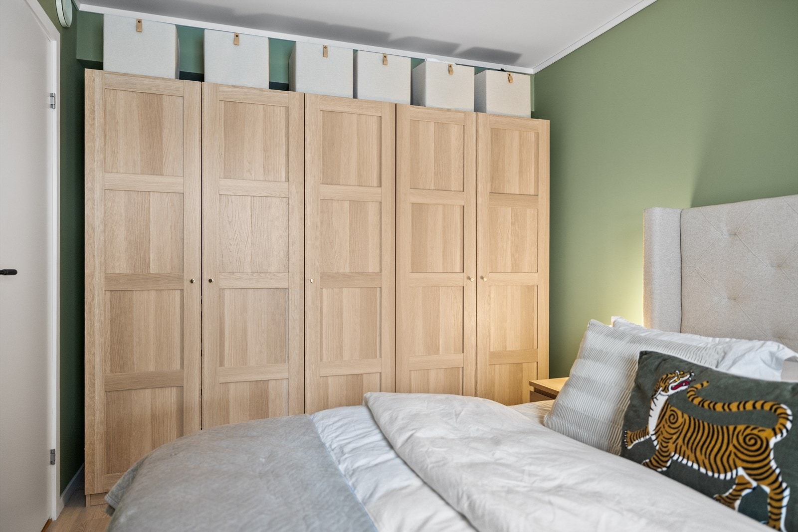 For at man skal ha et ryddig soverom er garderobeløsning viktig. Galleribilde