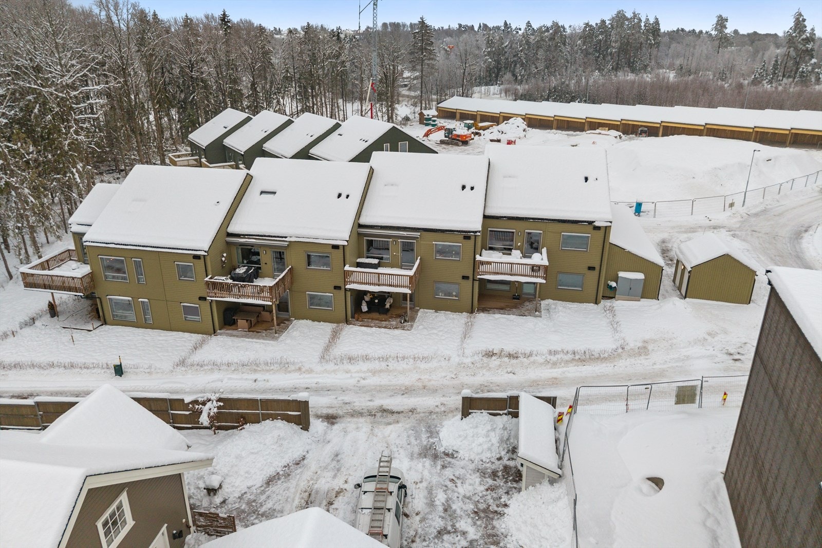 Til boligen medfølger en romslig utebod - perfekt for sykler, dekk, sportsutstyr og sesonglagring. Galleribilde