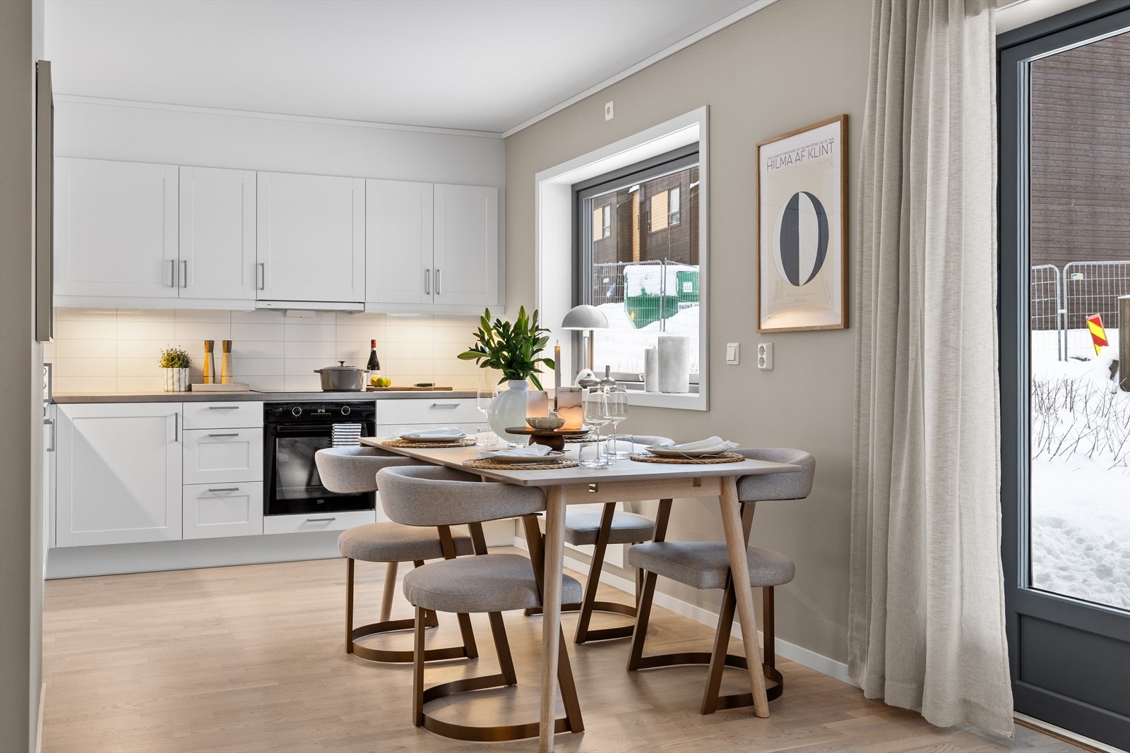 På sommeren kan du åpne terrassedøren og slippe sommeren inn i boligen. Galleribilde