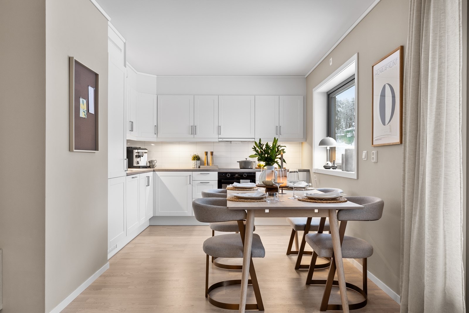 På kjøkkenet har du god plass til et hyggelig spisebord. Galleribilde