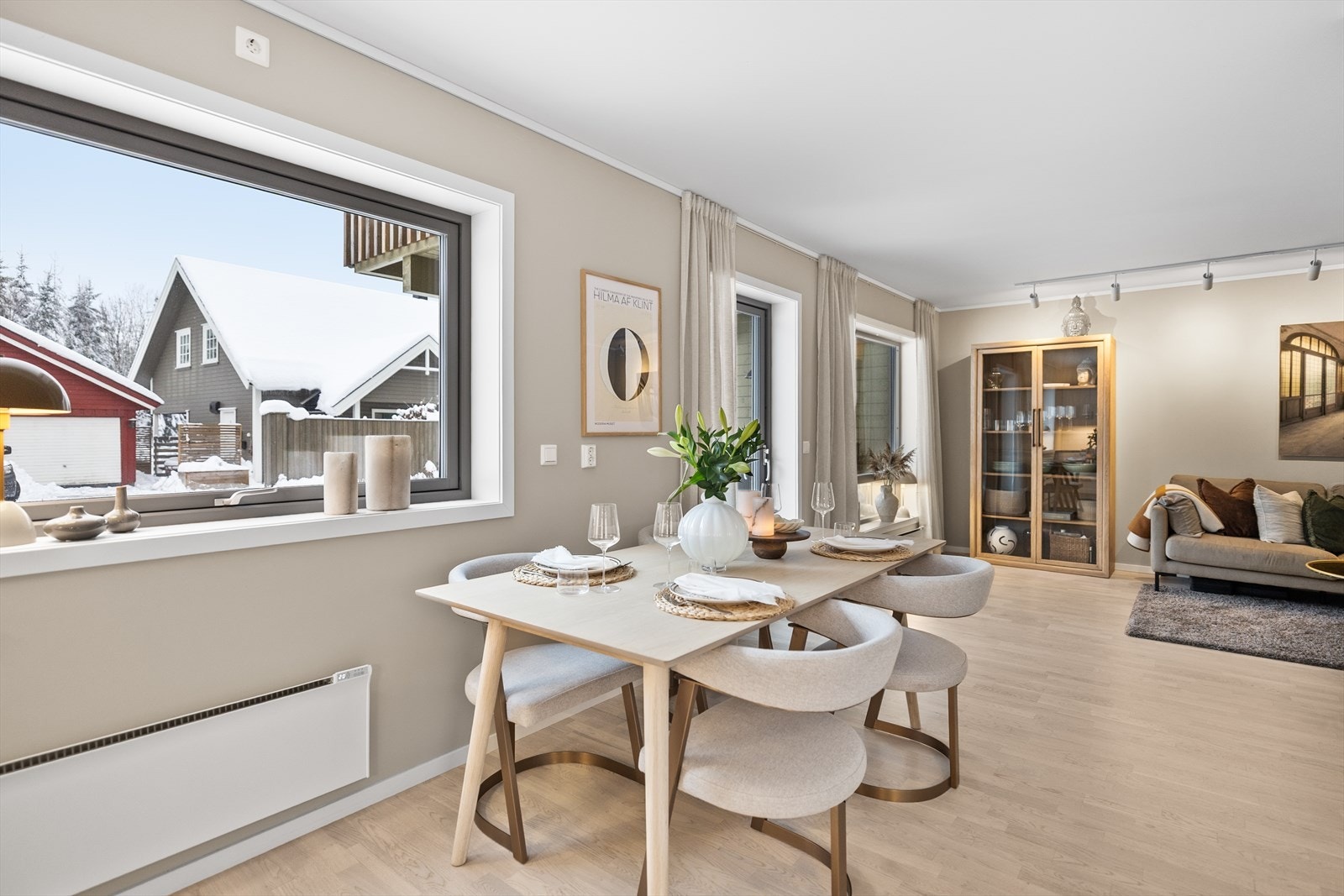 Det er en åpen løsning mot stuen som er perfekt for sosiale sammenkomster. Galleribilde